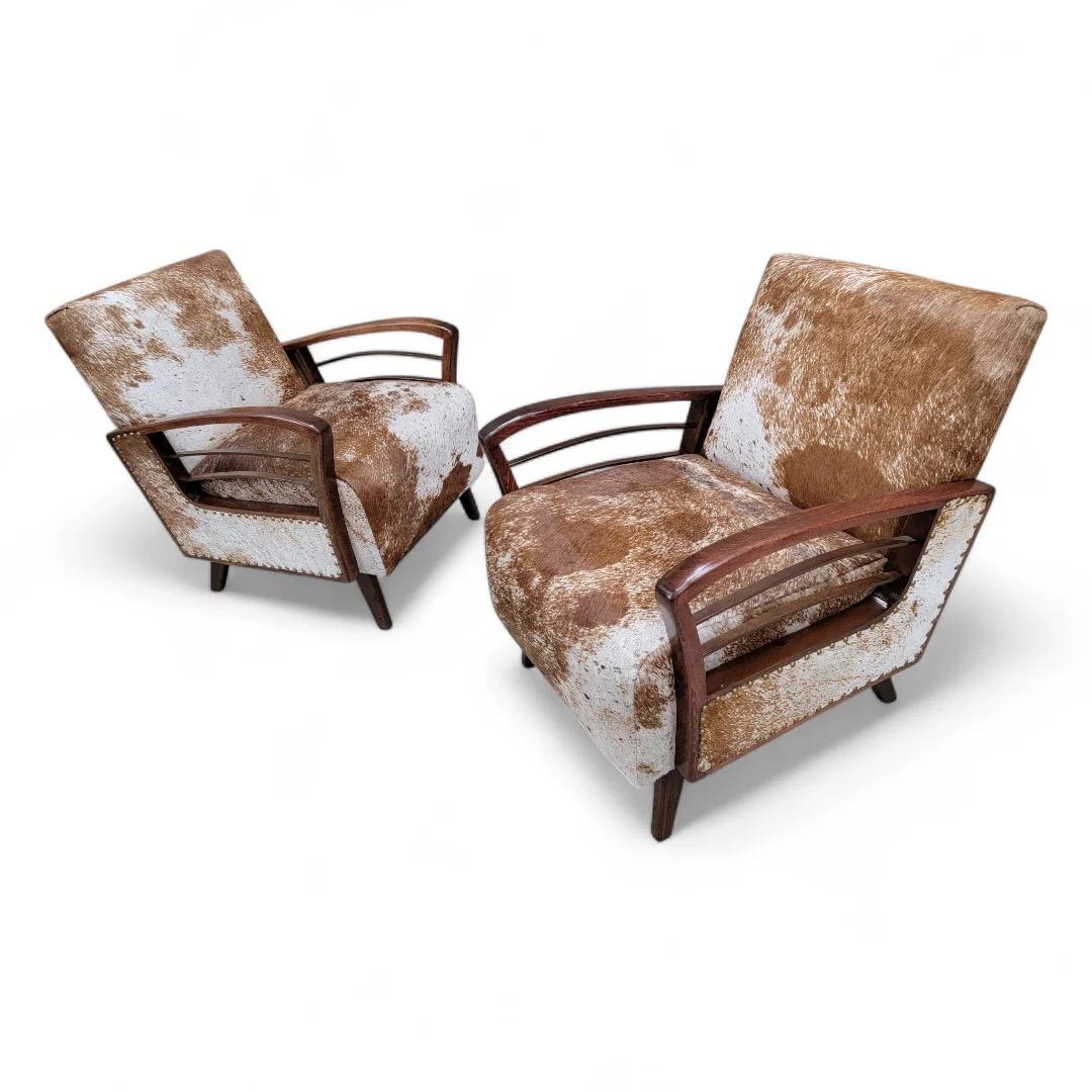 Pareja de Sillones de Madera Art Decó Franceses Vintage Recién Tapizados en Piel de Vacuno en Bueno estado para la venta en Chicago, IL