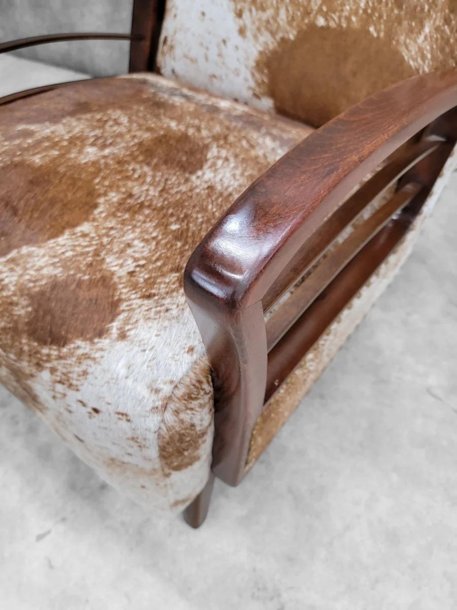 Pareja de Sillones de Madera Art Decó Franceses Vintage Recién Tapizados en Piel de Vacuno Piel de animal en venta