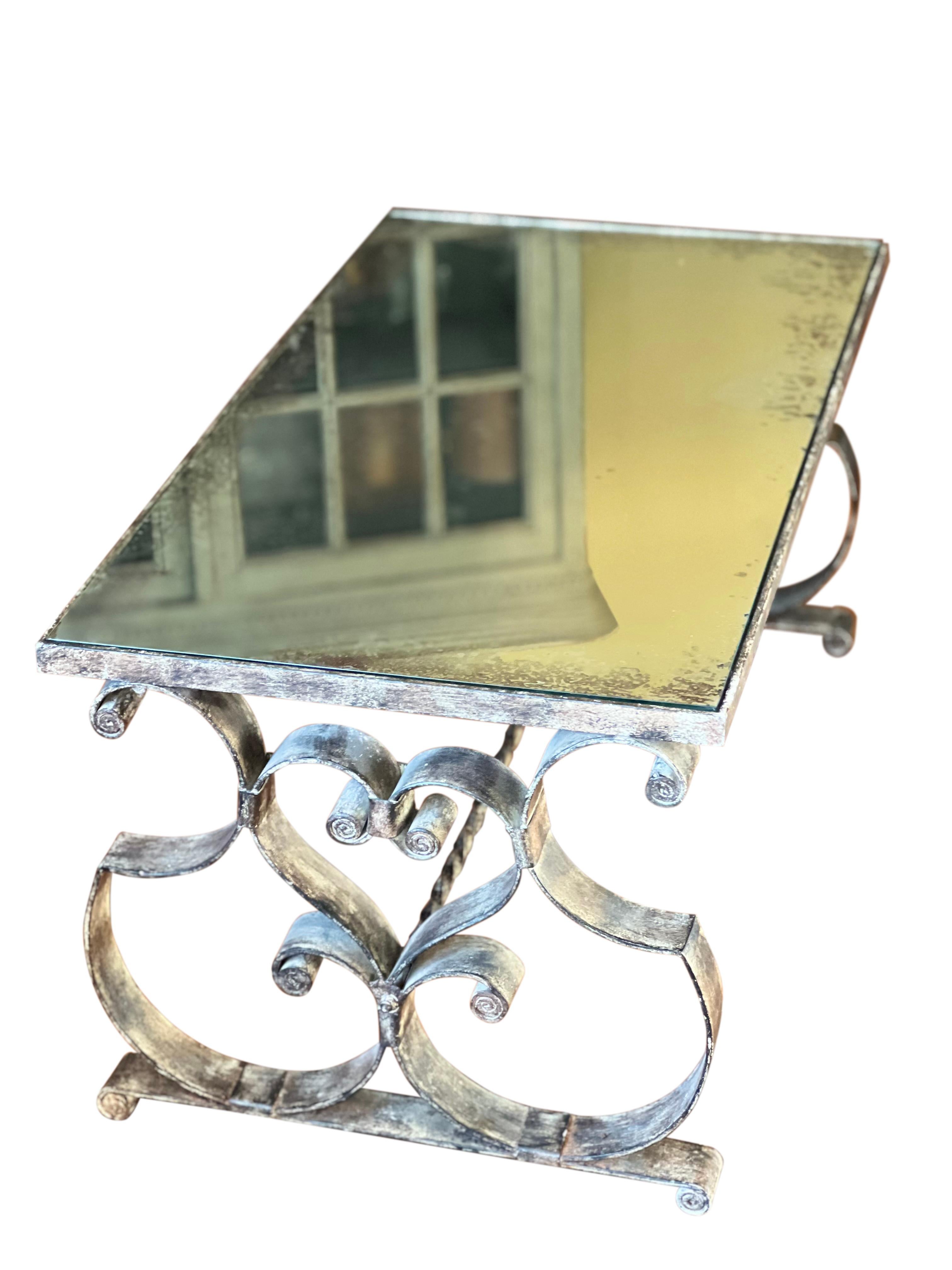 Table basse Art déco française avec plateau en miroir vieilli Bon état - En vente à Doylestown, PA
