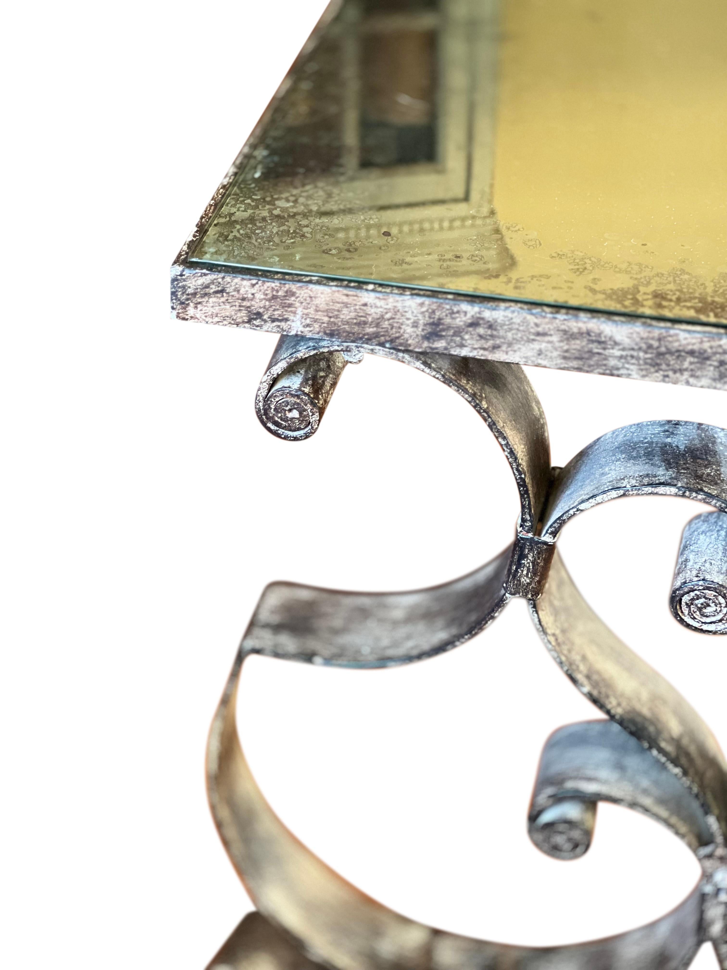 20ième siècle Table basse Art déco française avec plateau en miroir vieilli en vente