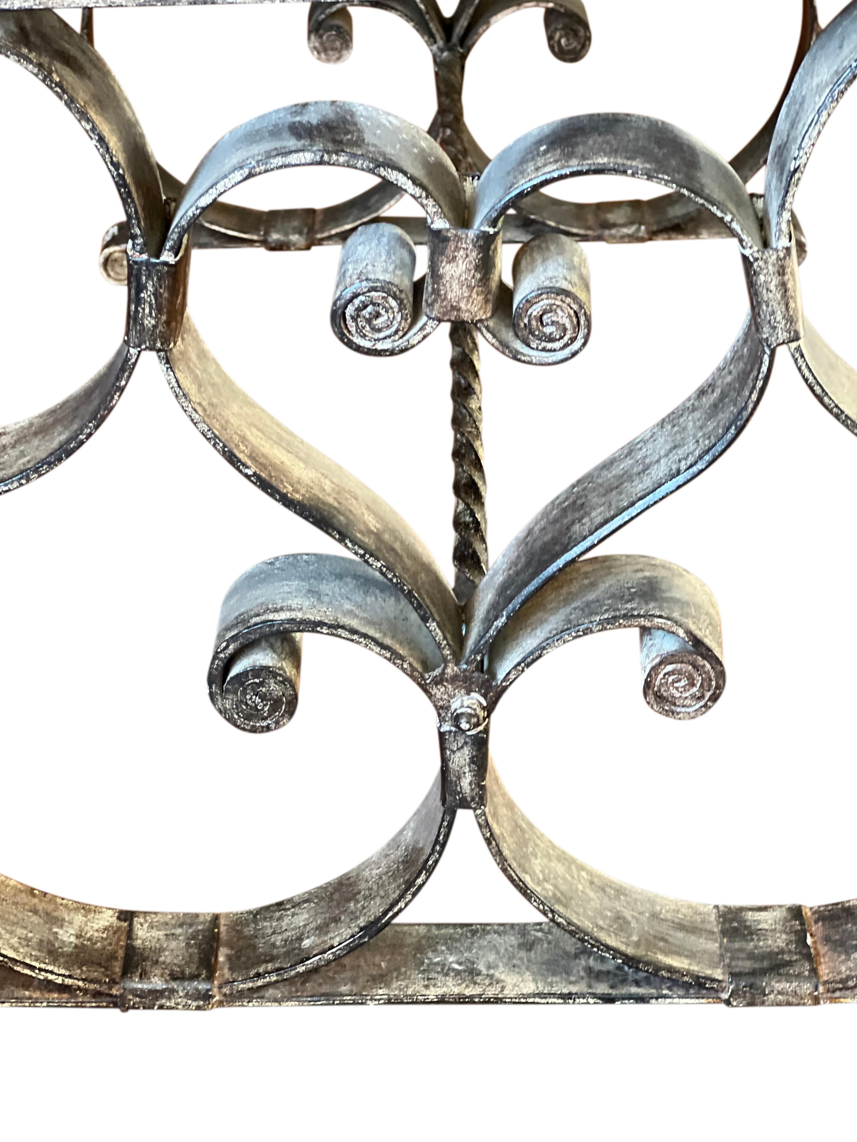 Französischer schmiedeeiserner Art-déco-Couchtisch im Art déco-Stil mit antiker Spiegelplatte im Angebot 2
