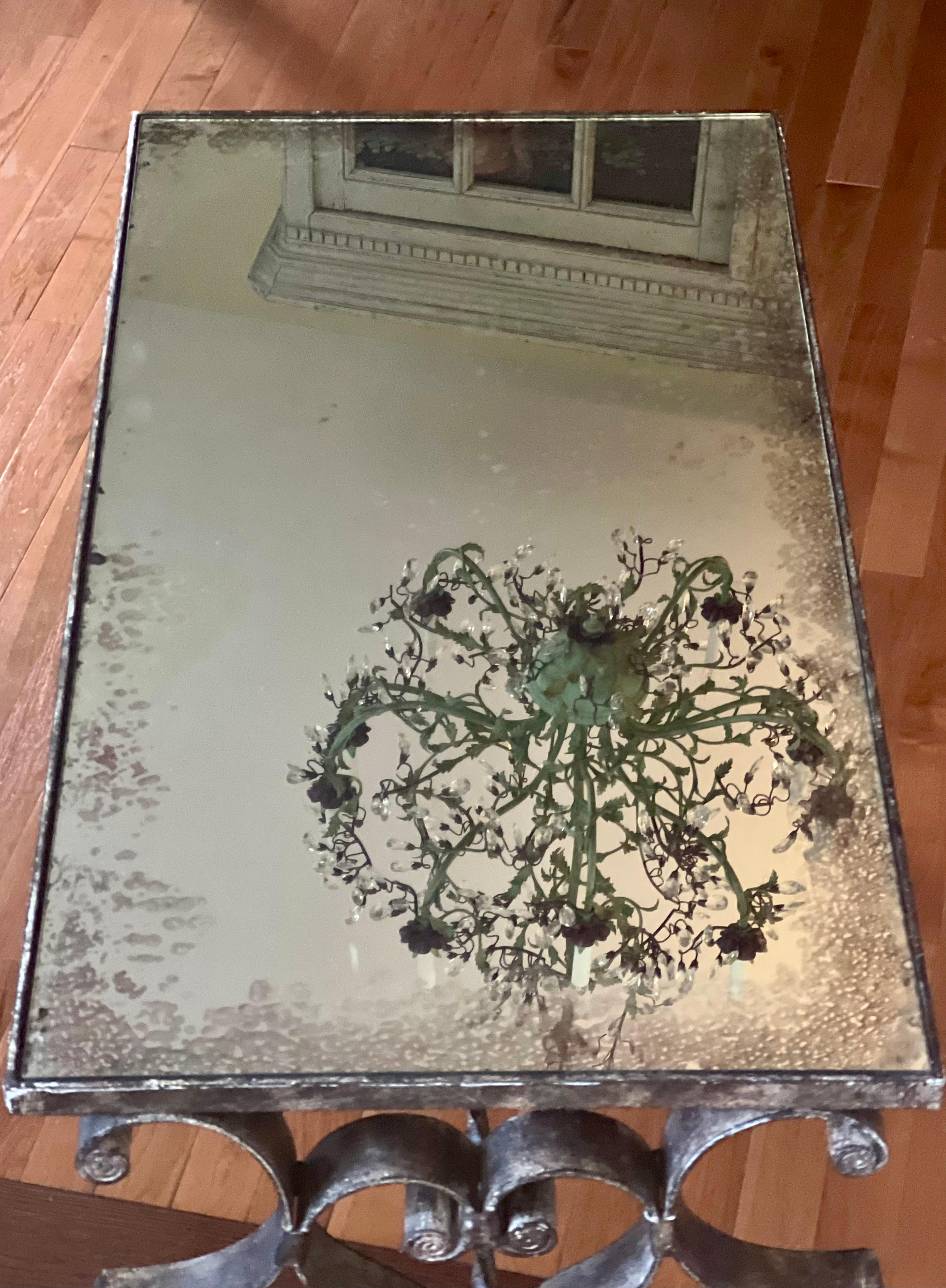 Table basse Art déco française avec plateau en miroir vieilli en vente 2