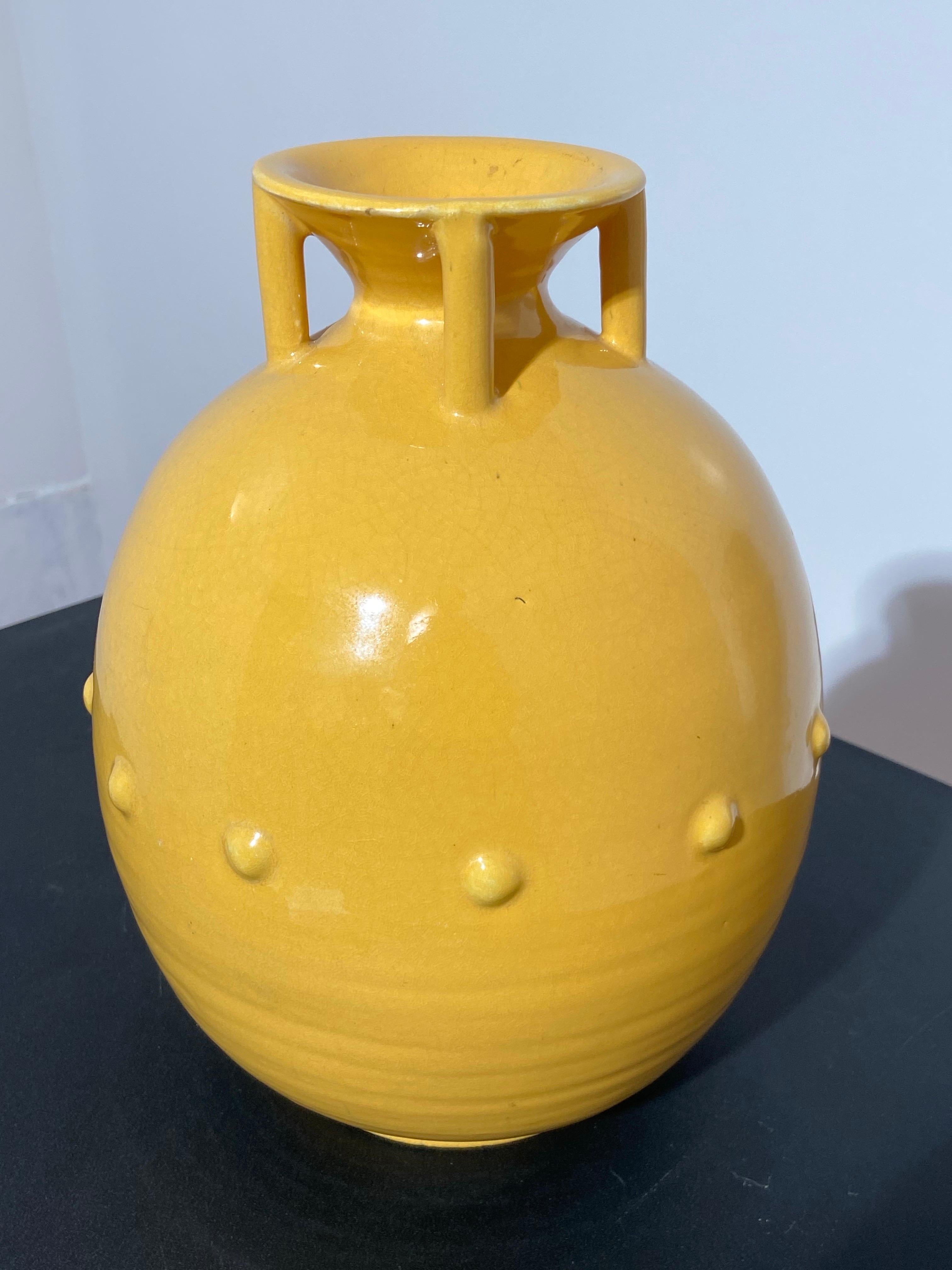 Vaso francese art déco degli anni '20 o '30 realizzato da Primavera. Luminoso  smalto giallo. Alto circa 10 pollici e mezzo con un diametro di circa 8 pollici nella parte più larga, è un pezzo di art déco francese molto elegante e difficile da