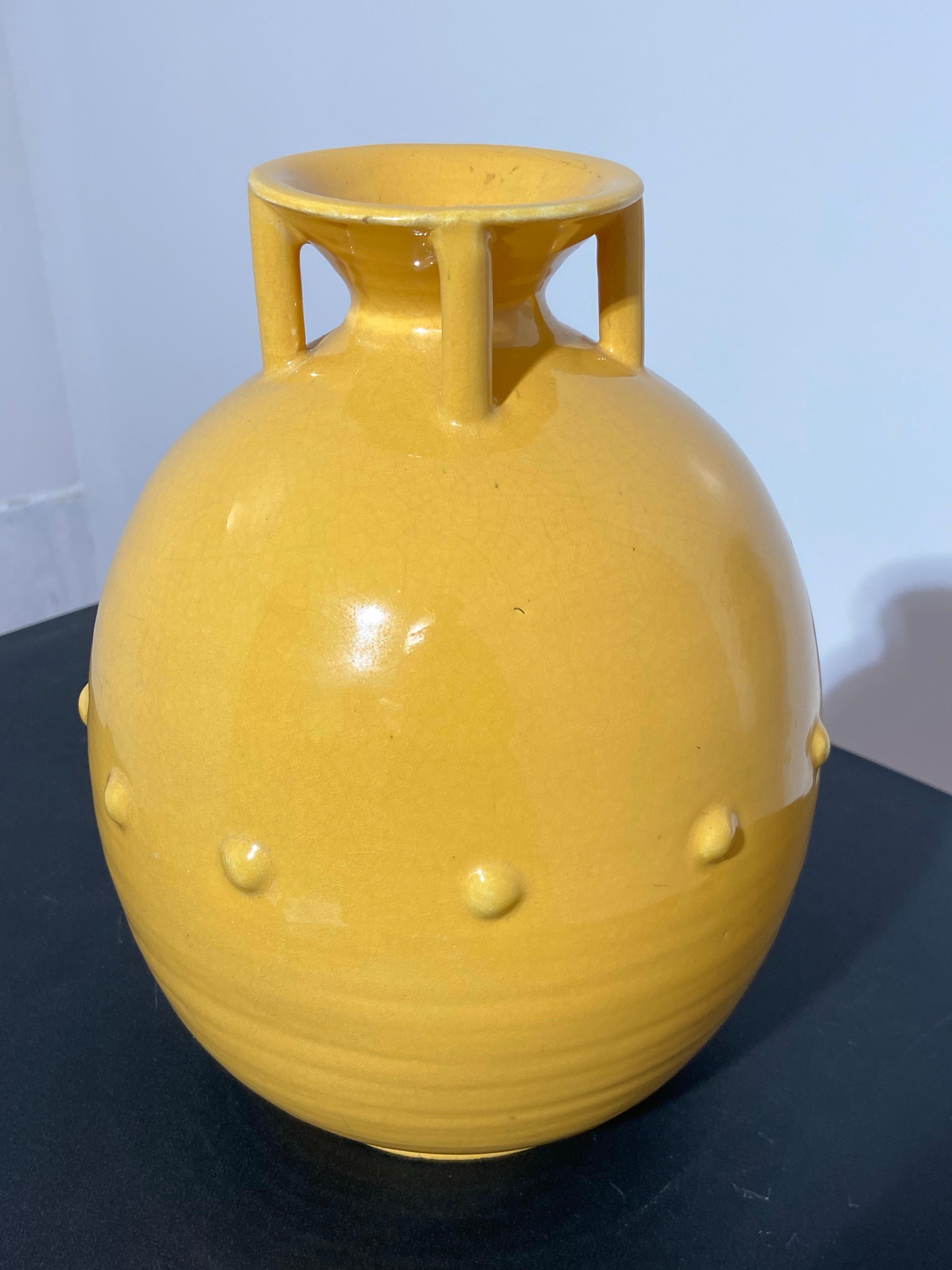 Terracotta Vaso d'epoca francese Art Déco giallo smaltato Primavera in vendita