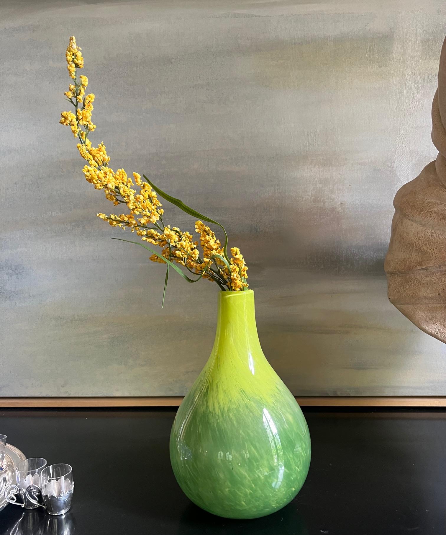 Lebendig grüne Vase aus Kunstglas, handgefertigt und auf dem Boden signiert 