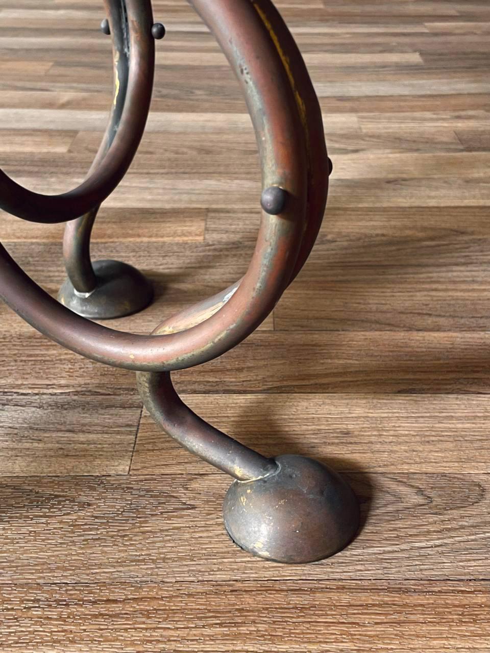 Table d'appoint vintage en laiton Art of Vintage avec base à volutes en vente 3