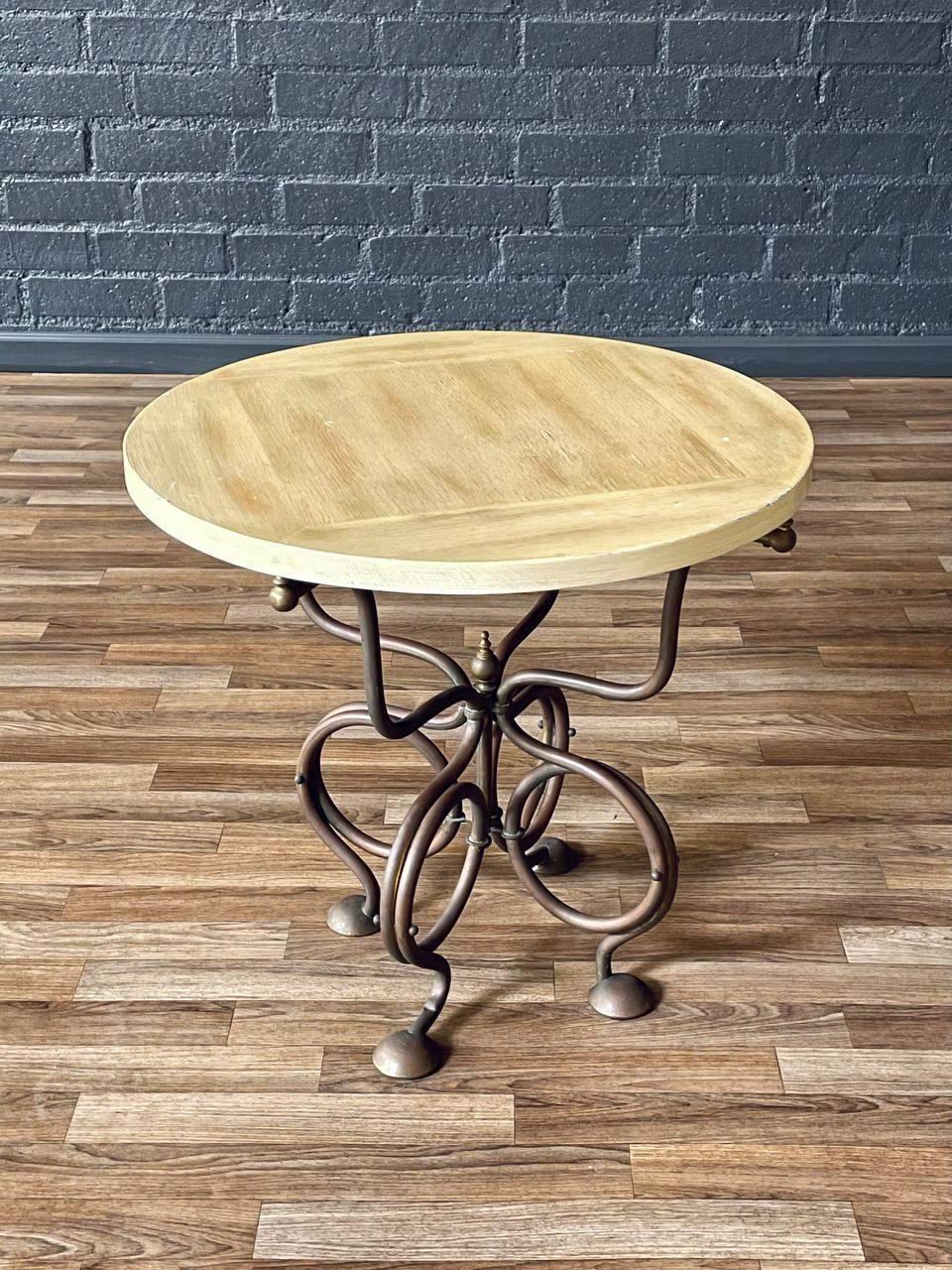 Condit : Condition Vintage Originale 
MATERIAL : Laiton patiné, bois de chêne peint
Style : Art nouveau français

Cette table d'appoint vintage de style Art of Vintage français présente une base en laiton magnifiquement patinée avec des lignes