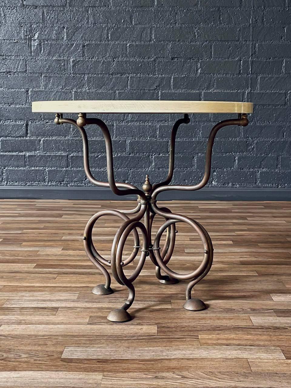 Art nouveau Table d'appoint vintage en laiton Art of Vintage avec base à volutes en vente