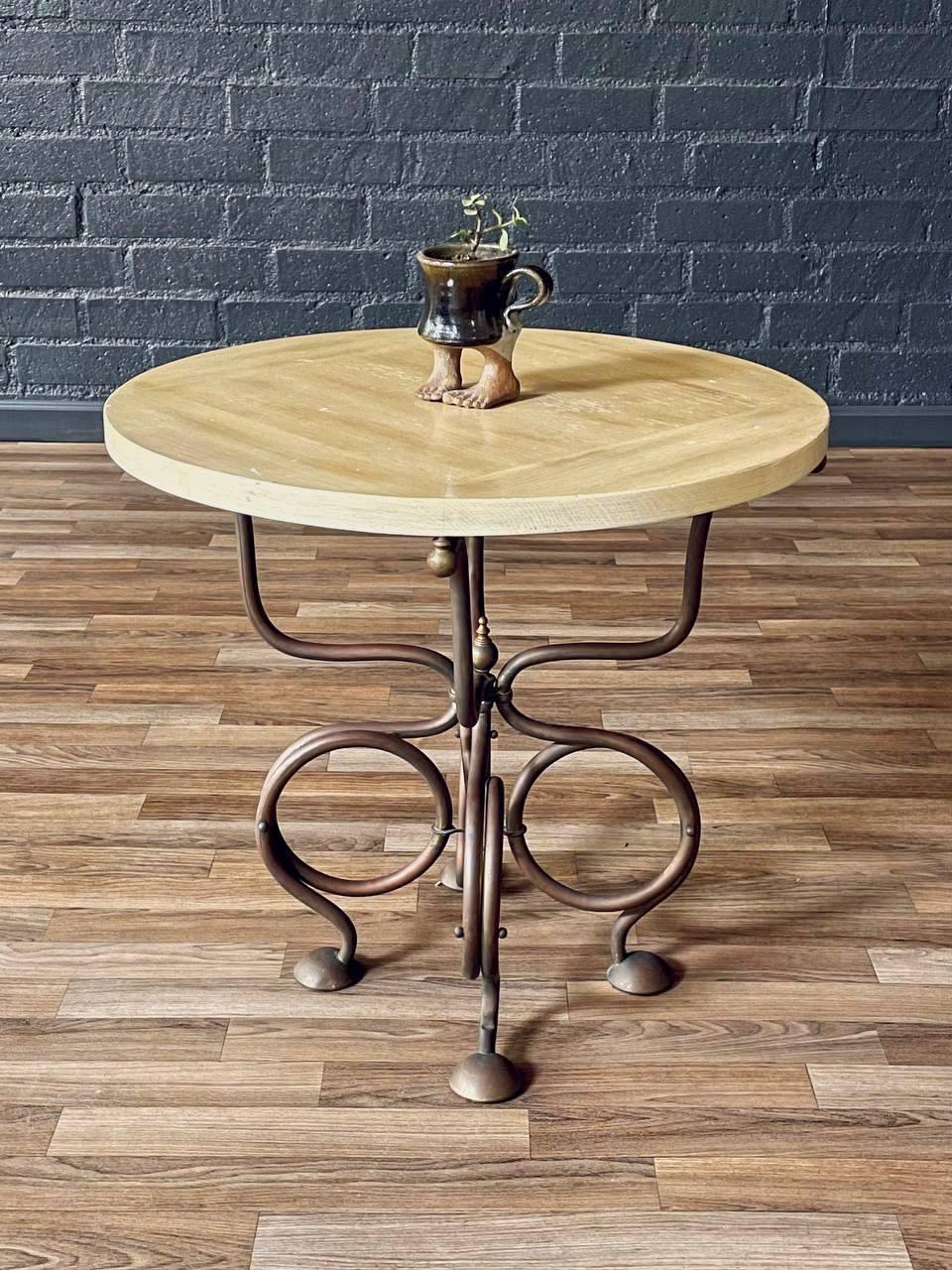 Américain Table d'appoint vintage en laiton Art of Vintage avec base à volutes en vente