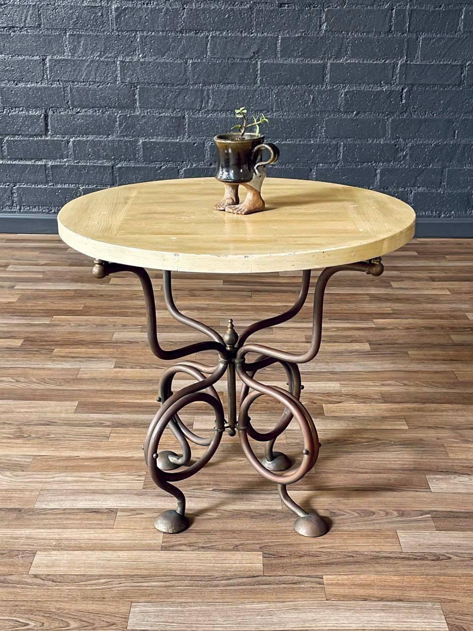 Table d'appoint vintage en laiton Art of Vintage avec base à volutes Bon état - En vente à Los Angeles, CA