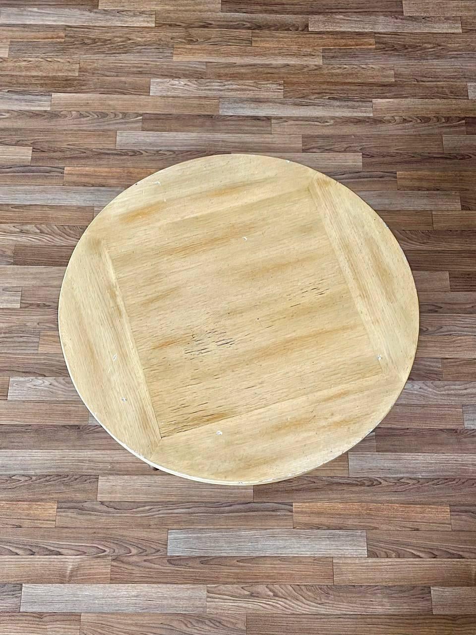 Milieu du XXe siècle Table d'appoint vintage en laiton Art of Vintage avec base à volutes en vente