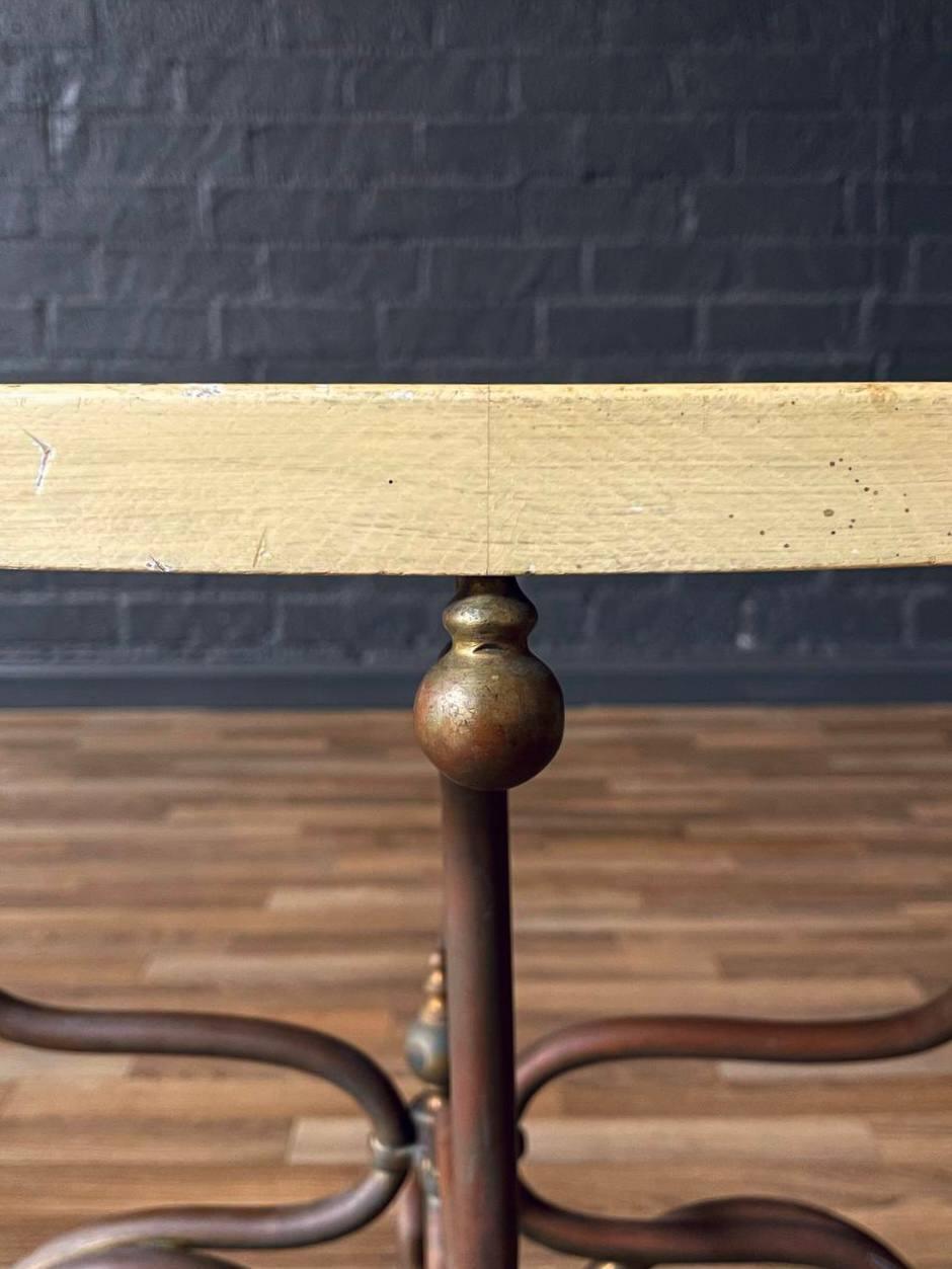 Table d'appoint vintage en laiton Art of Vintage avec base à volutes en vente 1