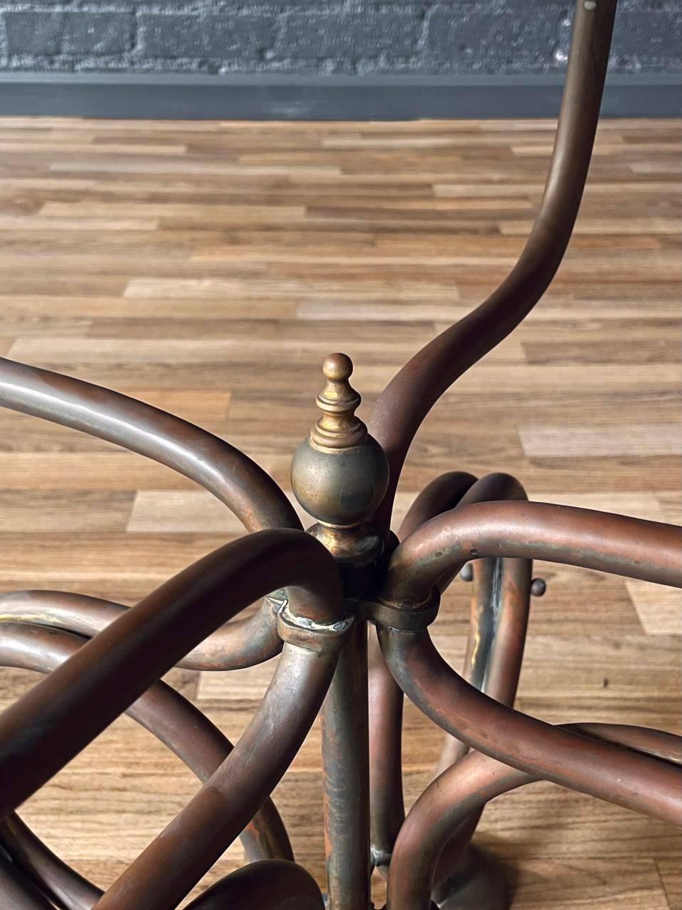 Table d'appoint vintage en laiton Art of Vintage avec base à volutes en vente 2