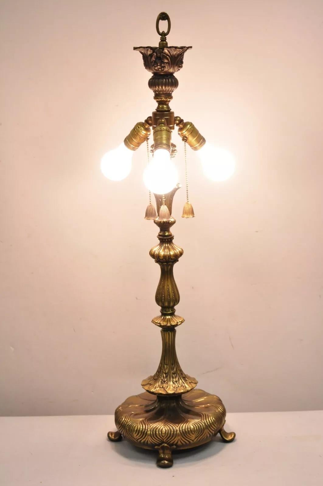 Lampe de table vintage Art of Vintage en métal coulé à 3 lumières, base 