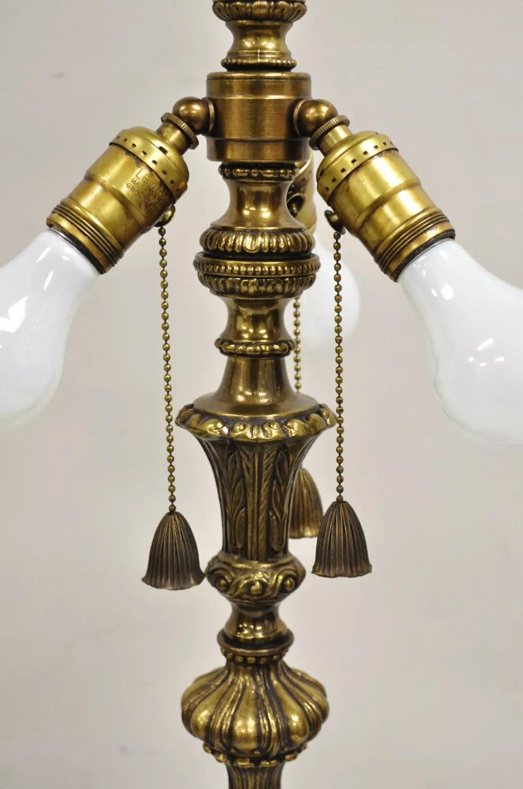 20ième siècle Lampe de bureau lotus vintage en métal Art Nouveau français 3 feux en laiton en vente