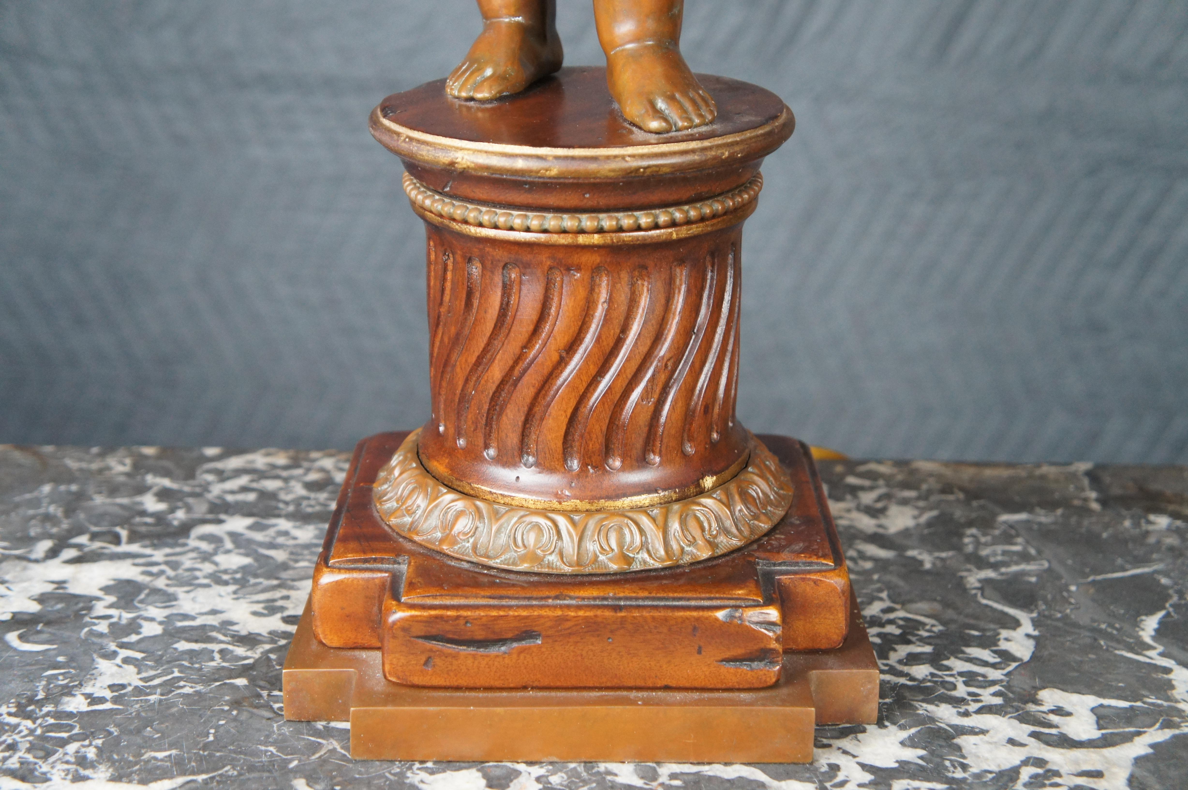 Bronze Lampe de table vintage de style Art Nouveau français avec chérubin en bronze et base en acajou sculpté en vente