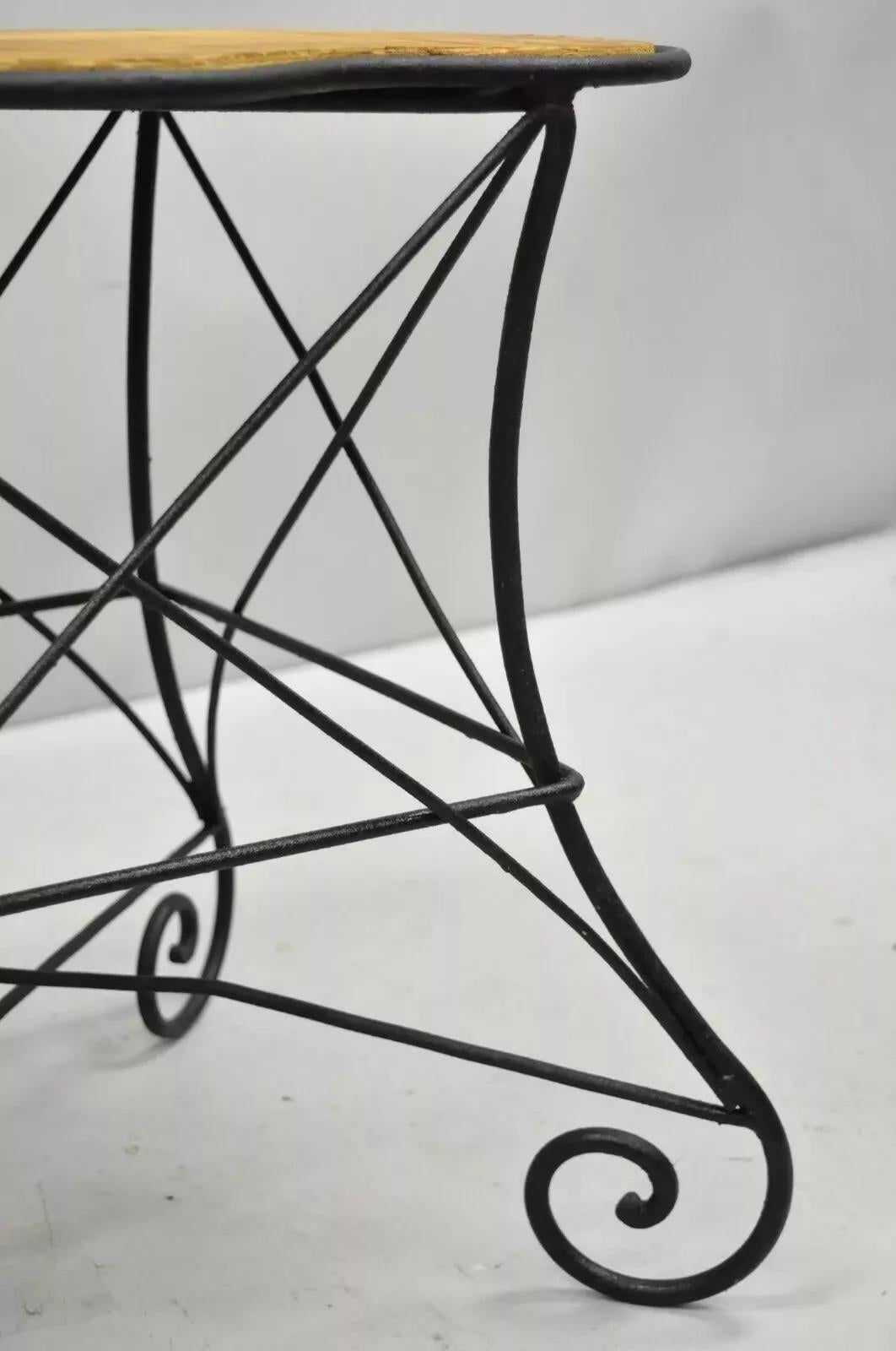 Paire de tabourets en fer forgé à volutes de style Art Nouveau français vintage en vente 3
