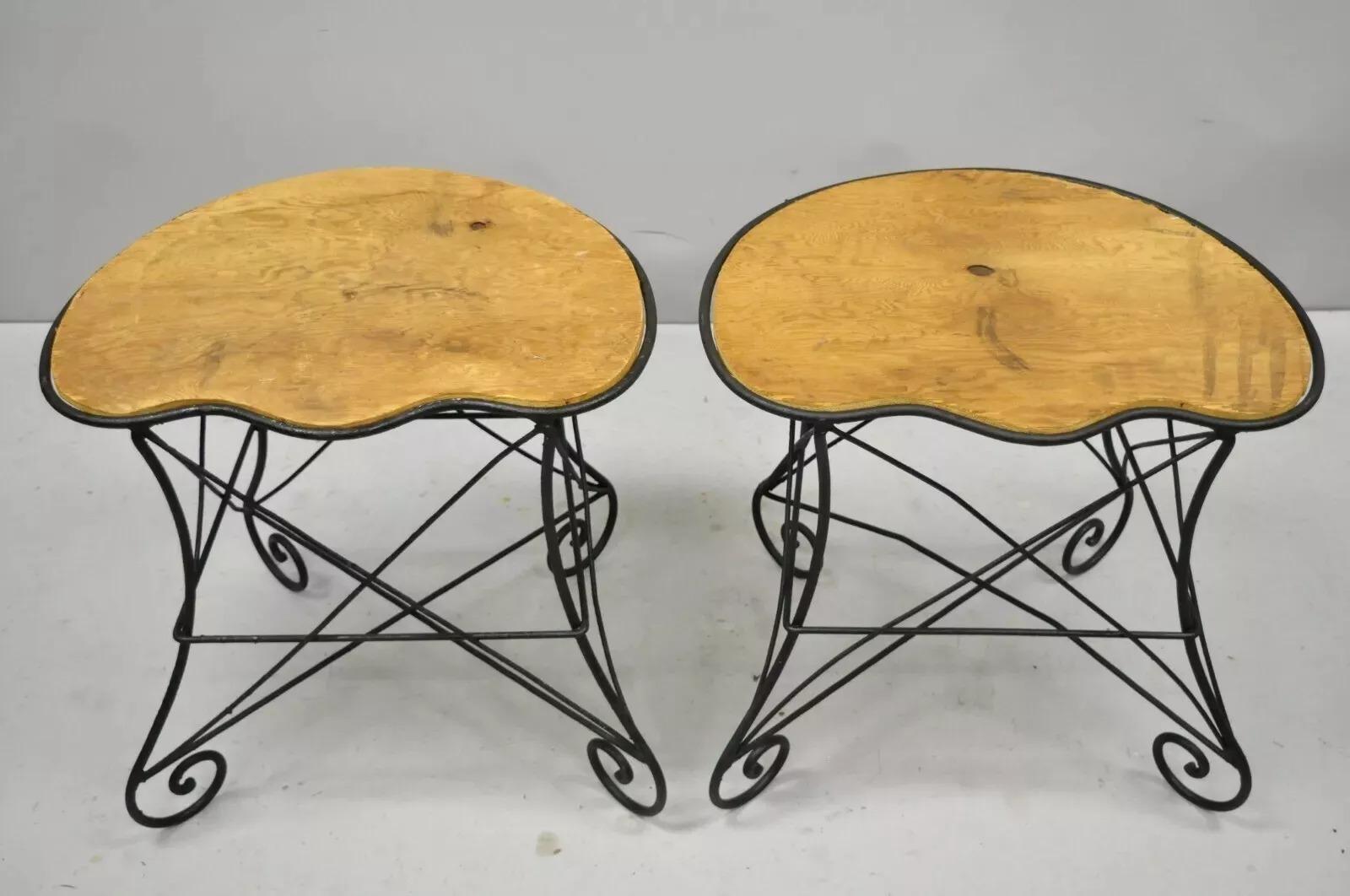 Paire de tabourets en fer forgé à volutes de style Art of Vintage. Circa Early 20th Century. Dimensions : 19