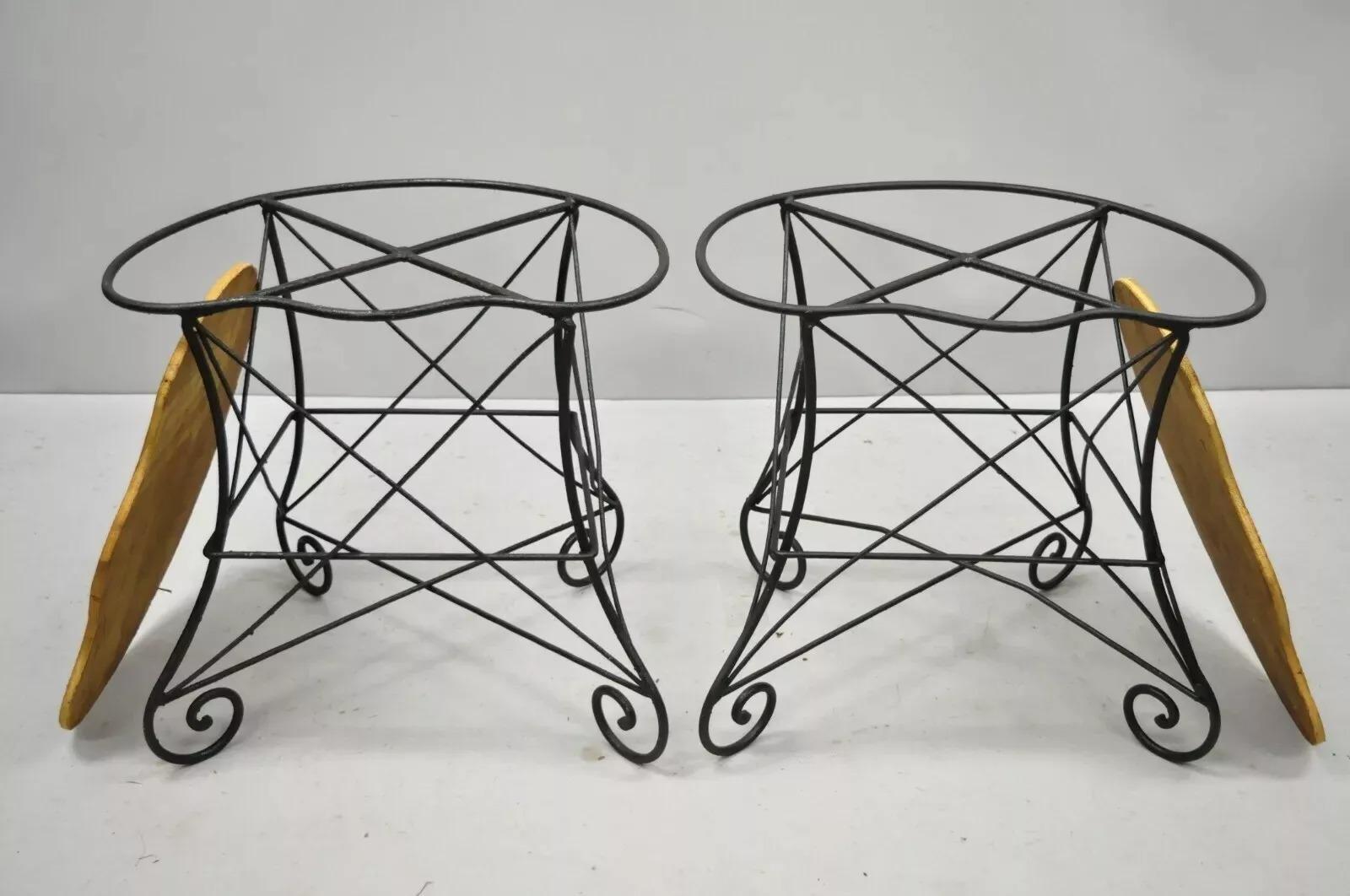 Art nouveau Paire de tabourets en fer forgé à volutes de style Art Nouveau français vintage en vente