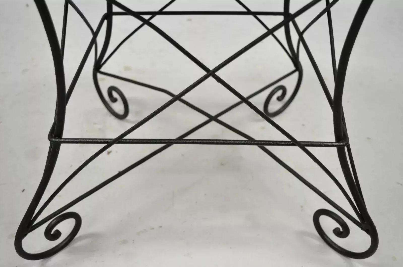 Inconnu Paire de tabourets en fer forgé à volutes de style Art Nouveau français vintage en vente