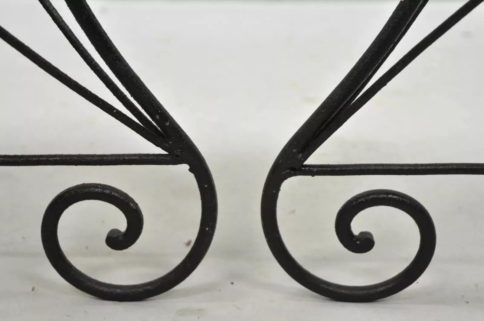 Paire de tabourets en fer forgé à volutes de style Art Nouveau français vintage Bon état - En vente à Philadelphia, PA