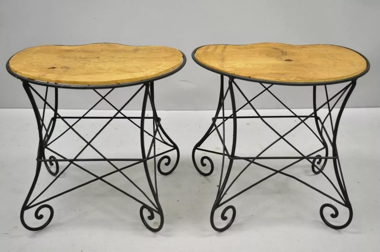 20ième siècle Paire de tabourets en fer forgé à volutes de style Art Nouveau français vintage en vente