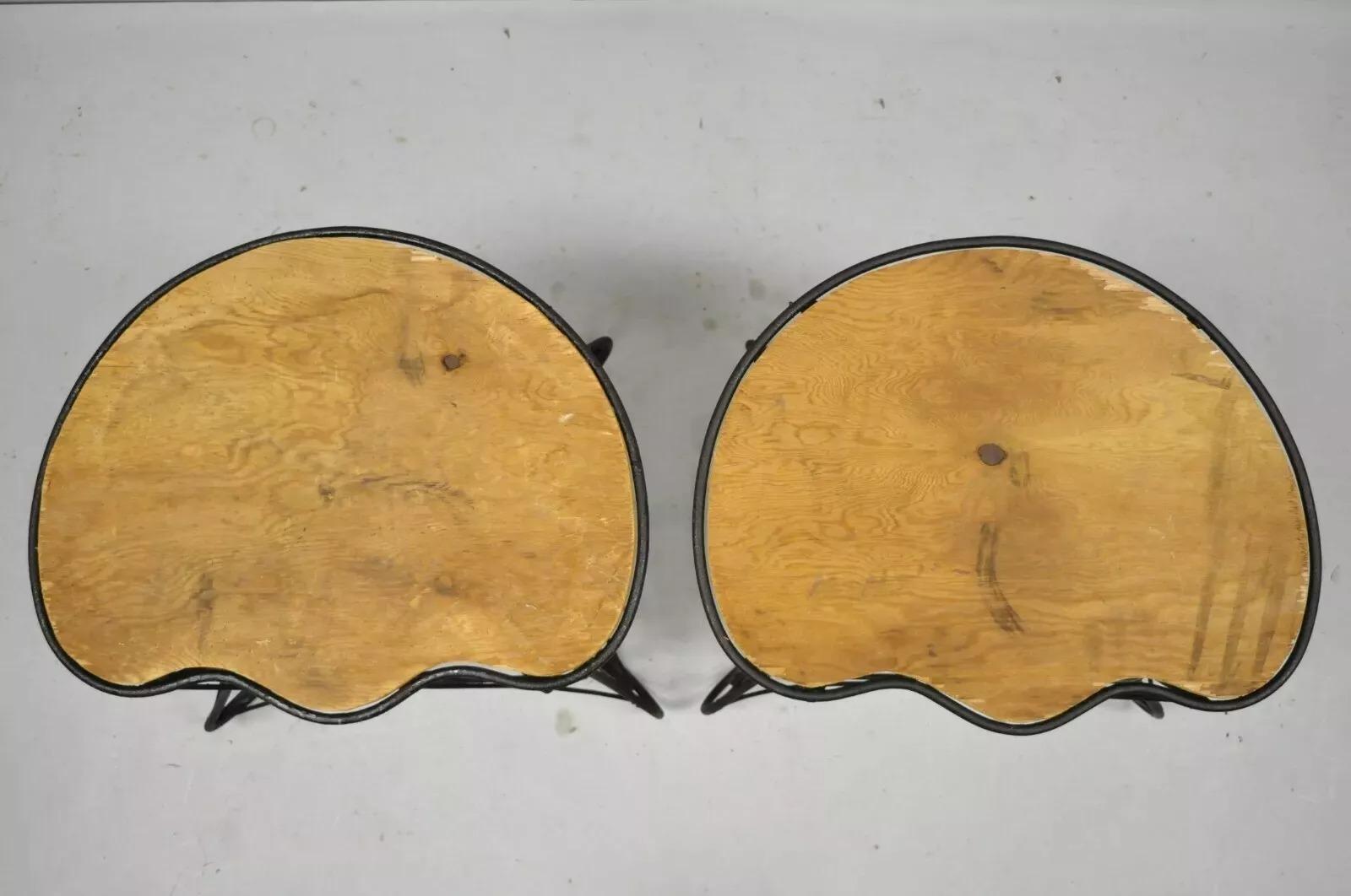 Paire de tabourets en fer forgé à volutes de style Art Nouveau français vintage en vente 1