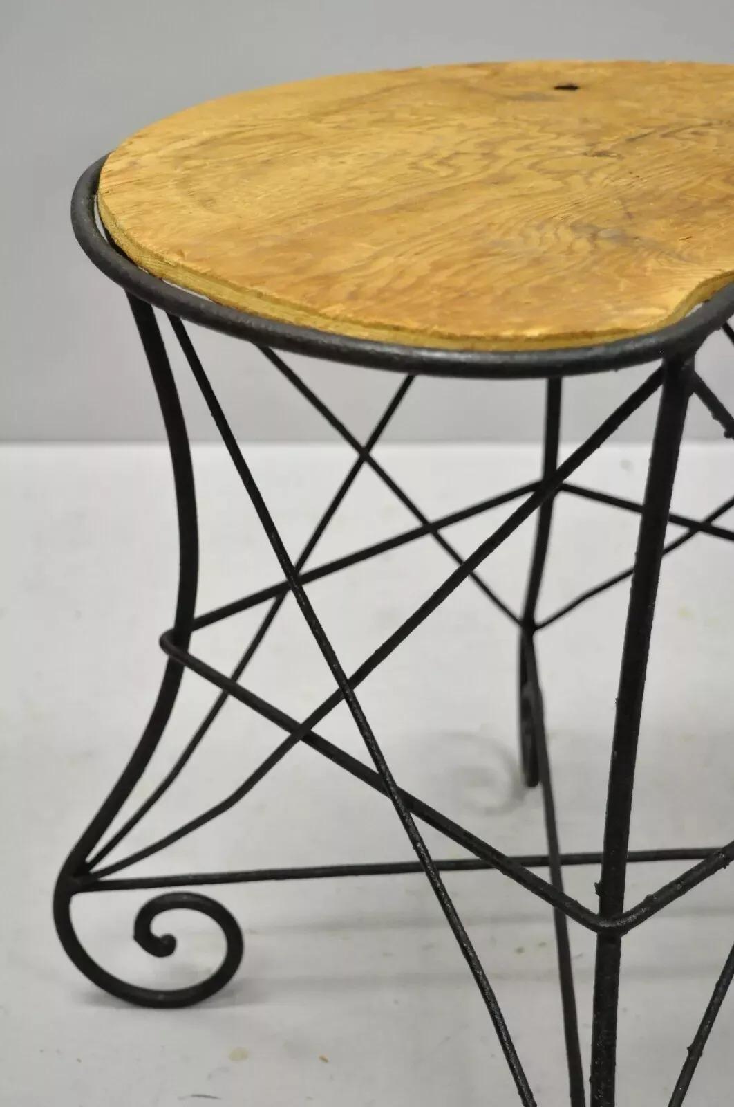 Paire de tabourets en fer forgé à volutes de style Art Nouveau français vintage en vente 2
