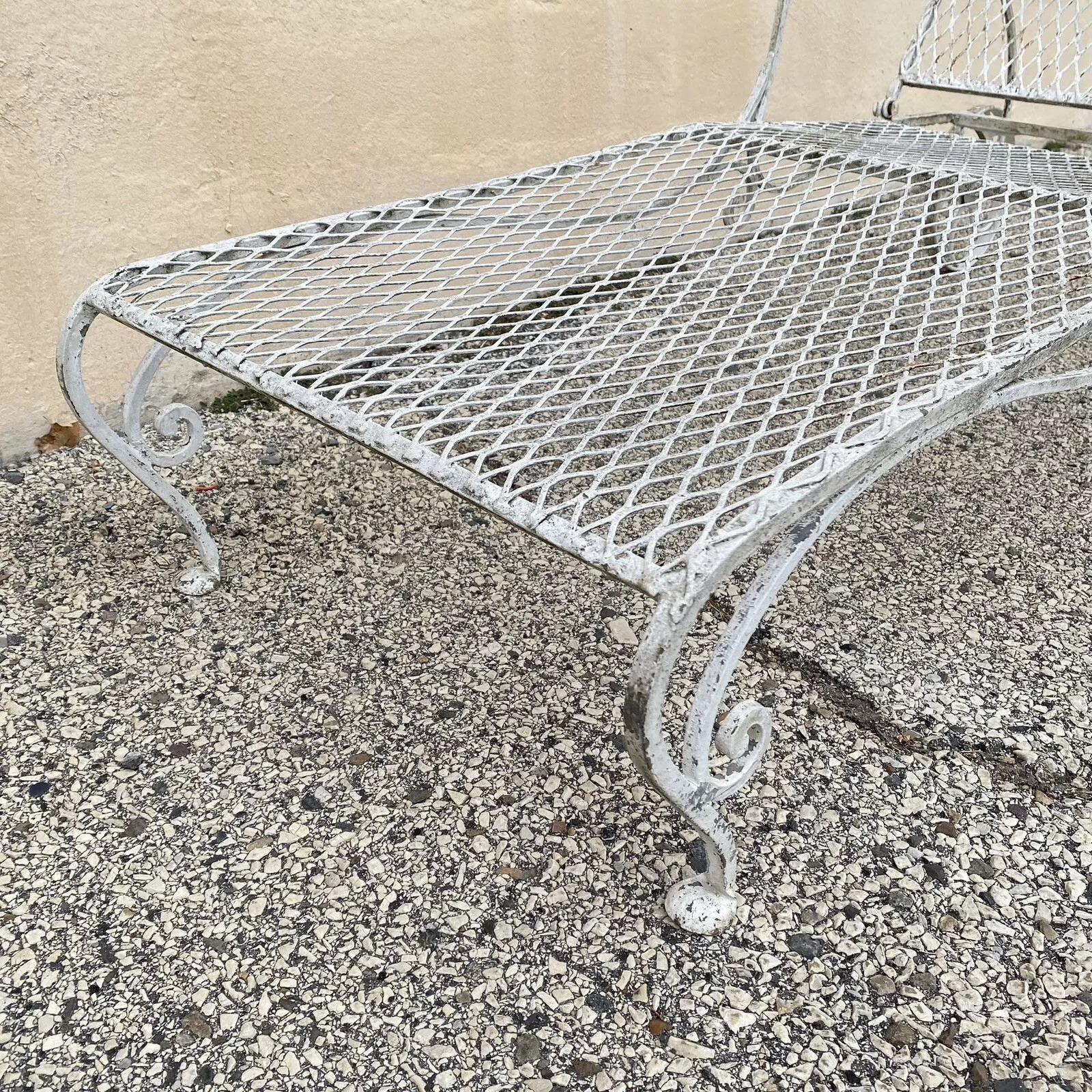 Vintage French Art Nouveau Wrought Iron Adjustable Garden Patio Chaise Lounge For Sale 1