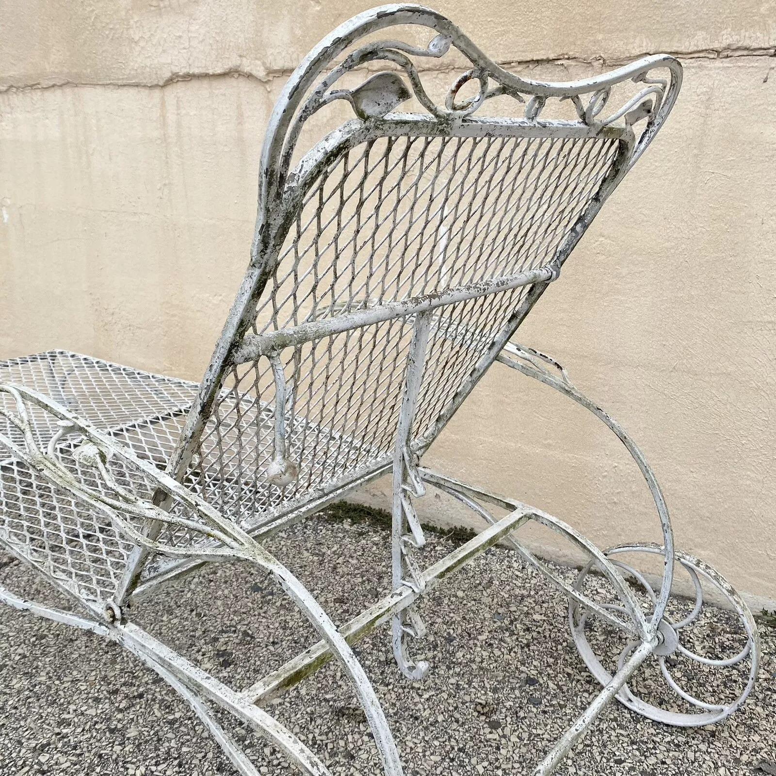 Vintage French Art Nouveau Wrought Iron Adjustable Garden Patio Chaise Lounge For Sale 4