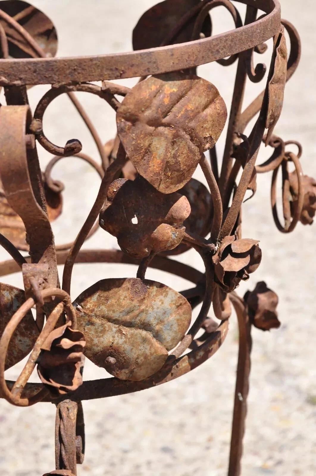 Vintage French Art Nouveau Wrought Iron Leaf Vine Garden Planter Pot Plant Stand en vente 3
