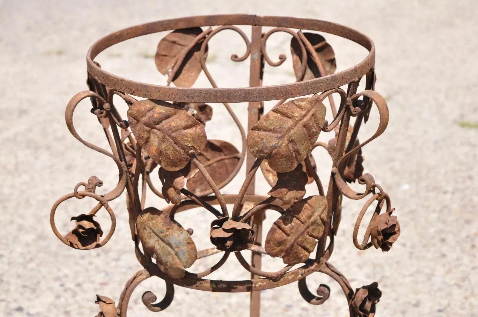 Art nouveau Vintage French Art Nouveau Wrought Iron Leaf Vine Garden Planter Pot Plant Stand en vente