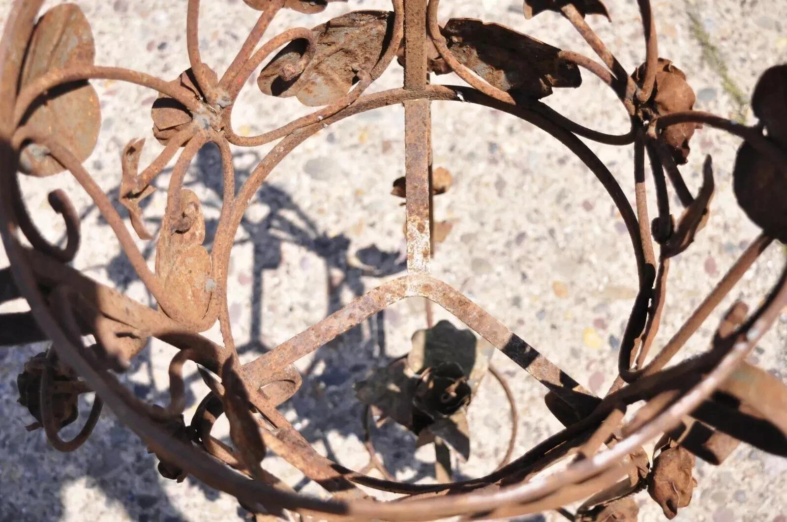 20ième siècle Vintage French Art Nouveau Wrought Iron Leaf Vine Garden Planter Pot Plant Stand en vente