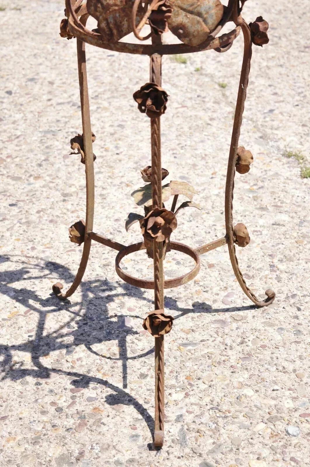 Fer forgé Vintage French Art Nouveau Wrought Iron Leaf Vine Garden Planter Pot Plant Stand en vente