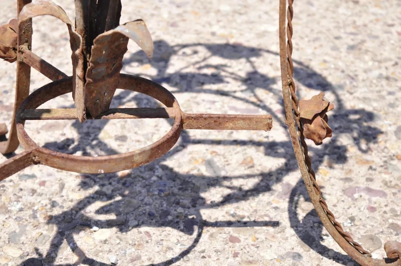 Vintage French Art Nouveau Wrought Iron Leaf Vine Garden Planter Pot Plant Stand en vente 1