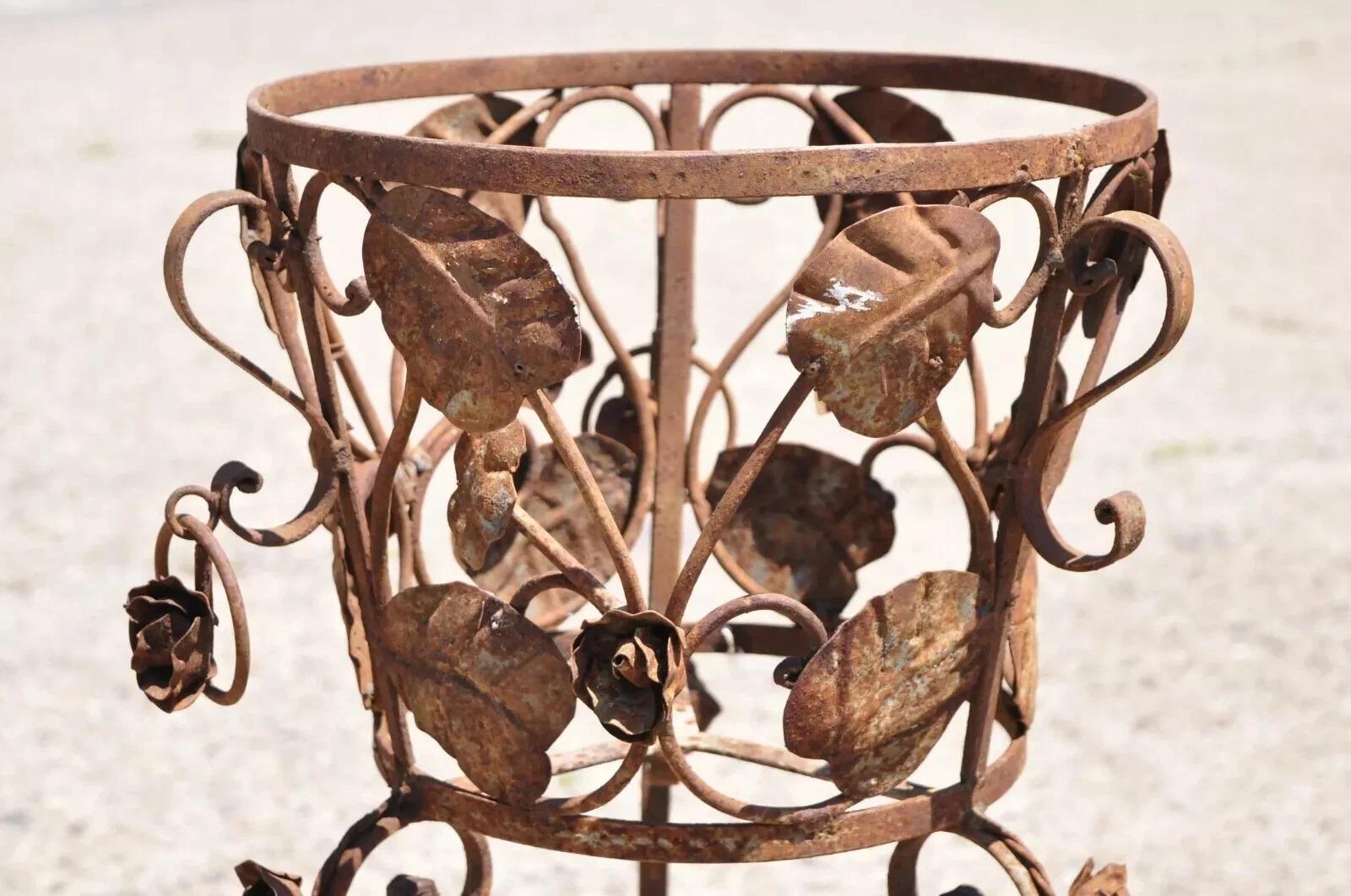 Vintage French Art Nouveau Wrought Iron Leaf Vine Garden Planter Pot Plant Stand en vente 2