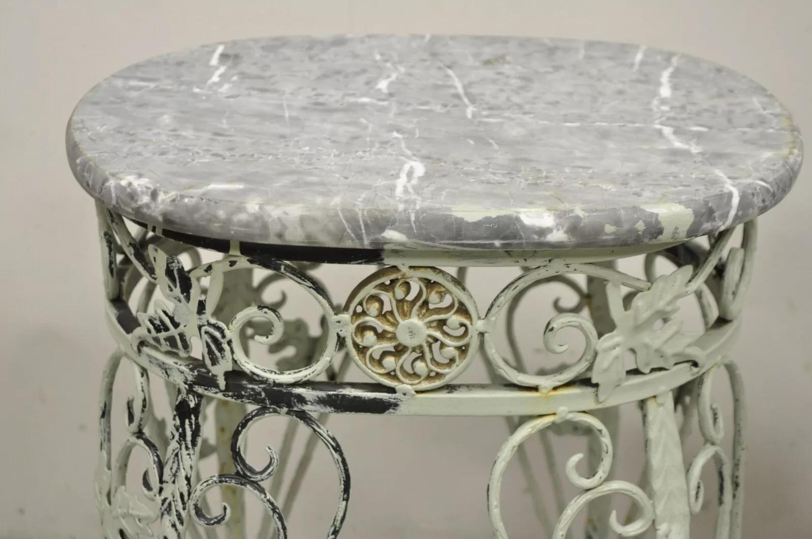 Pareja de mesas auxiliares francesas Art Nouveau de hierro forjado con tapa de mármol pintado en venta 5