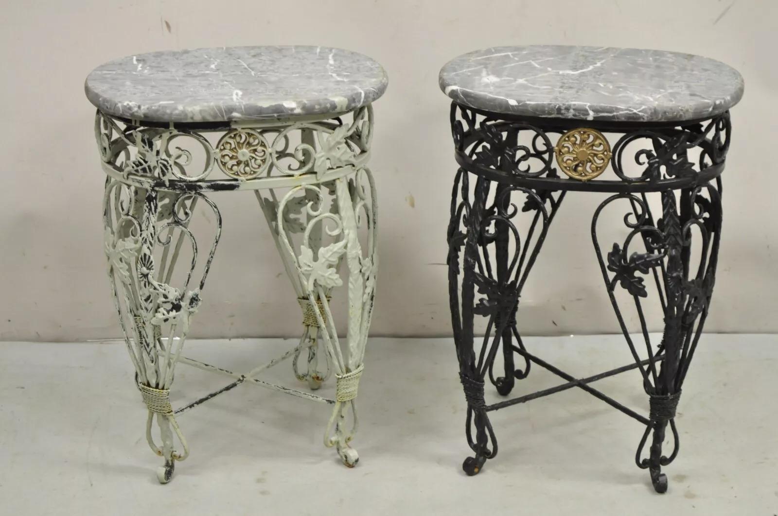 Pareja de mesas auxiliares francesas Art Nouveau de hierro forjado con tapa de mármol pintado Desconocido en venta
