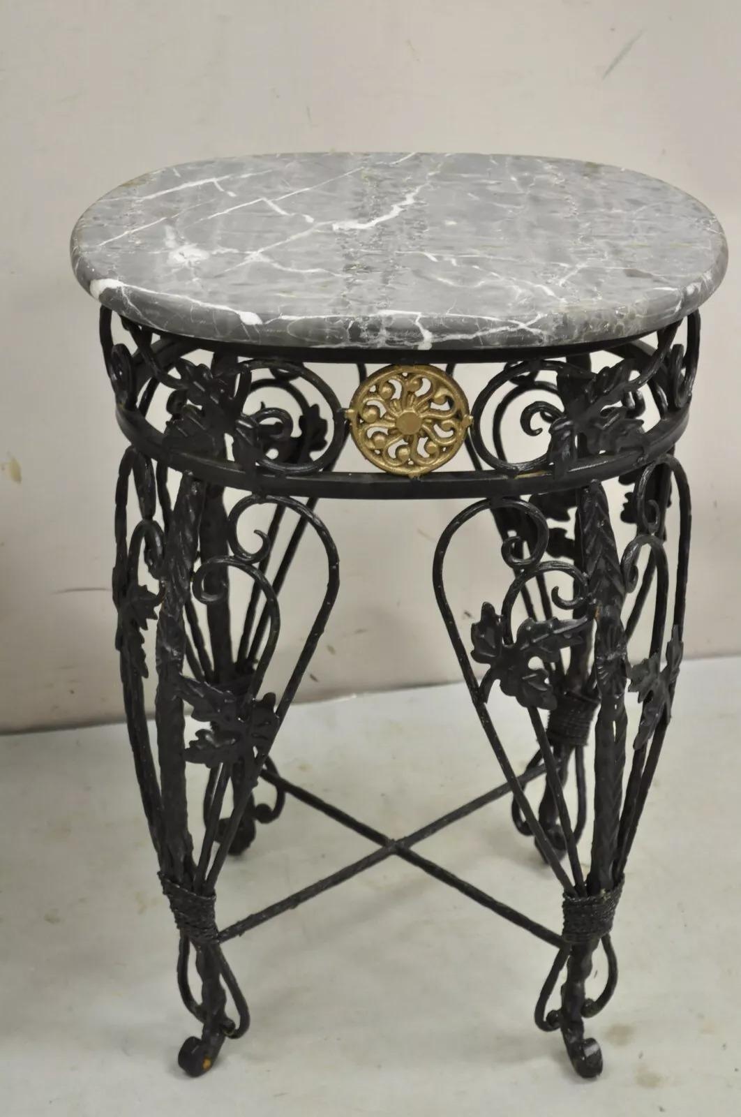 Pareja de mesas auxiliares francesas Art Nouveau de hierro forjado con tapa de mármol pintado en Bueno estado para la venta en Philadelphia, PA