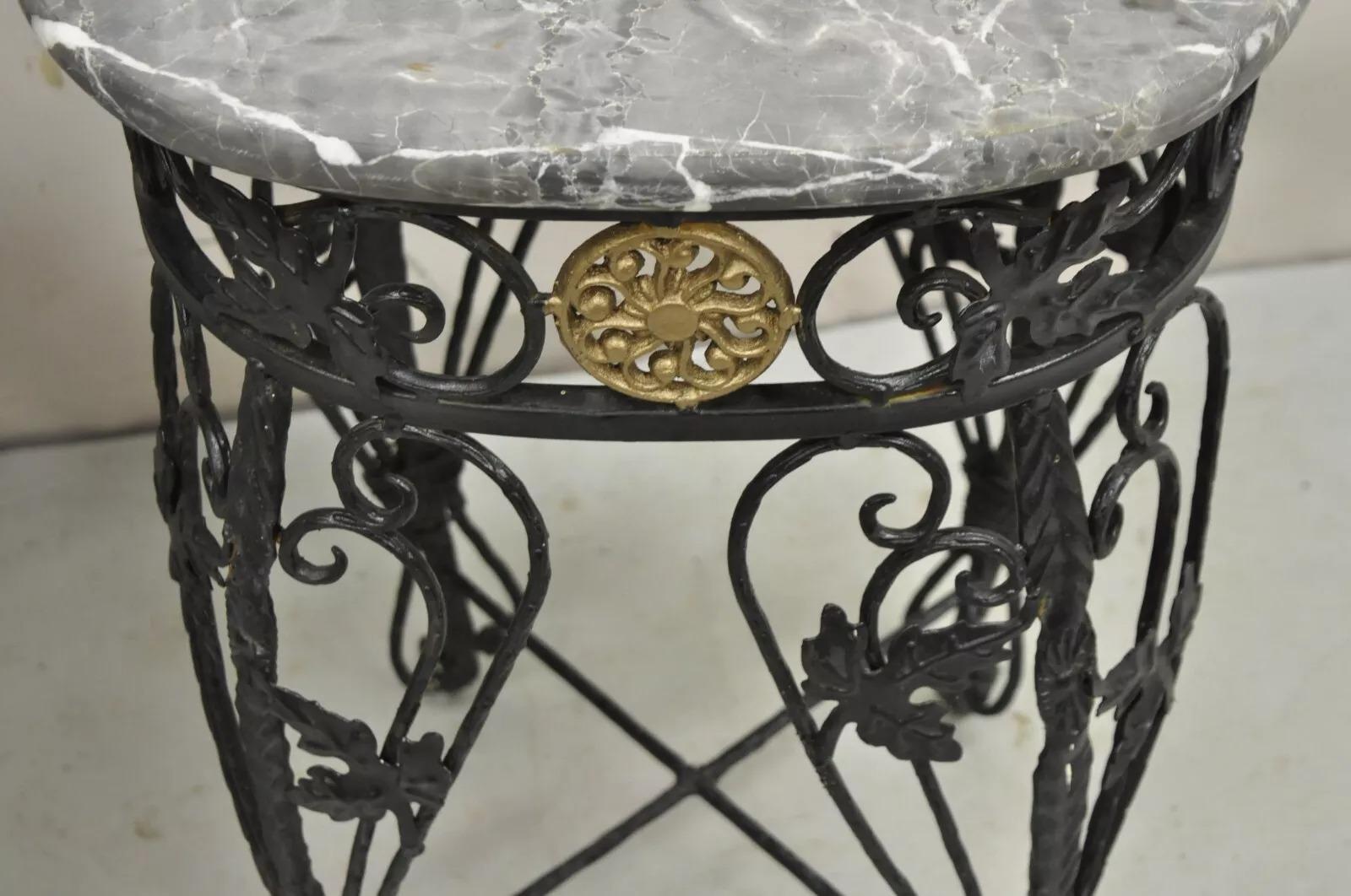 Pareja de mesas auxiliares francesas Art Nouveau de hierro forjado con tapa de mármol pintado siglo XX en venta