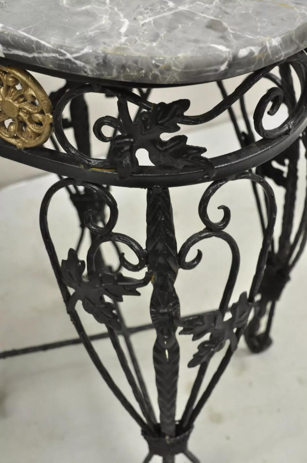 Pareja de mesas auxiliares francesas Art Nouveau de hierro forjado con tapa de mármol pintado Metal en venta
