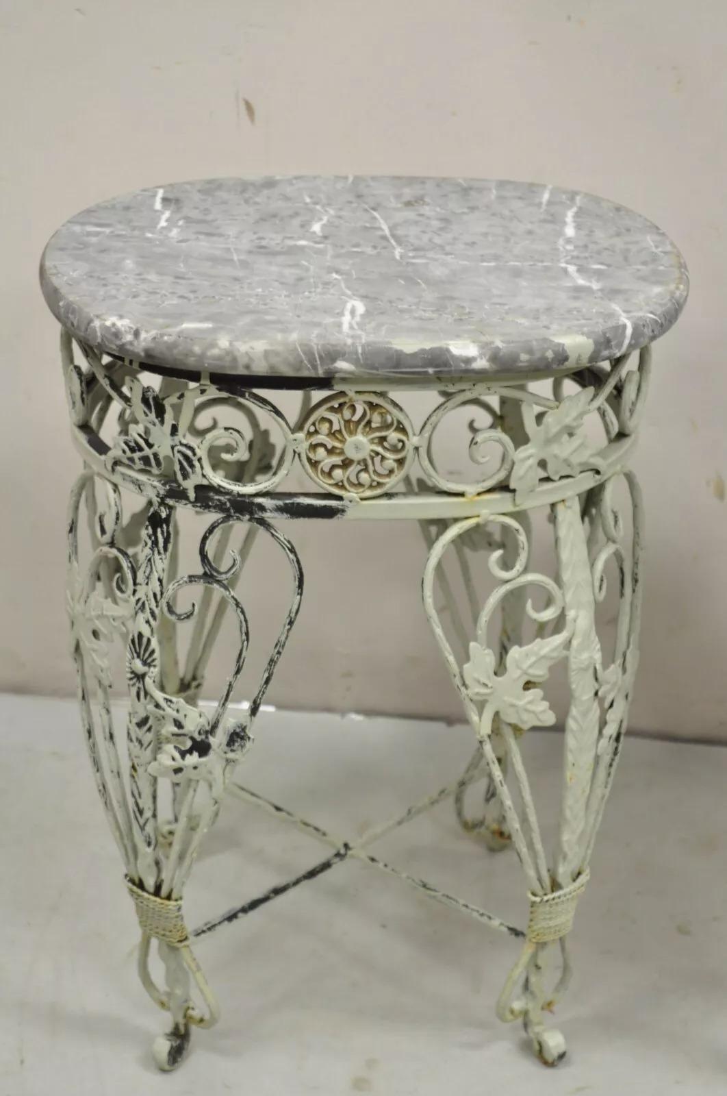 Pareja de mesas auxiliares francesas Art Nouveau de hierro forjado con tapa de mármol pintado en venta 1