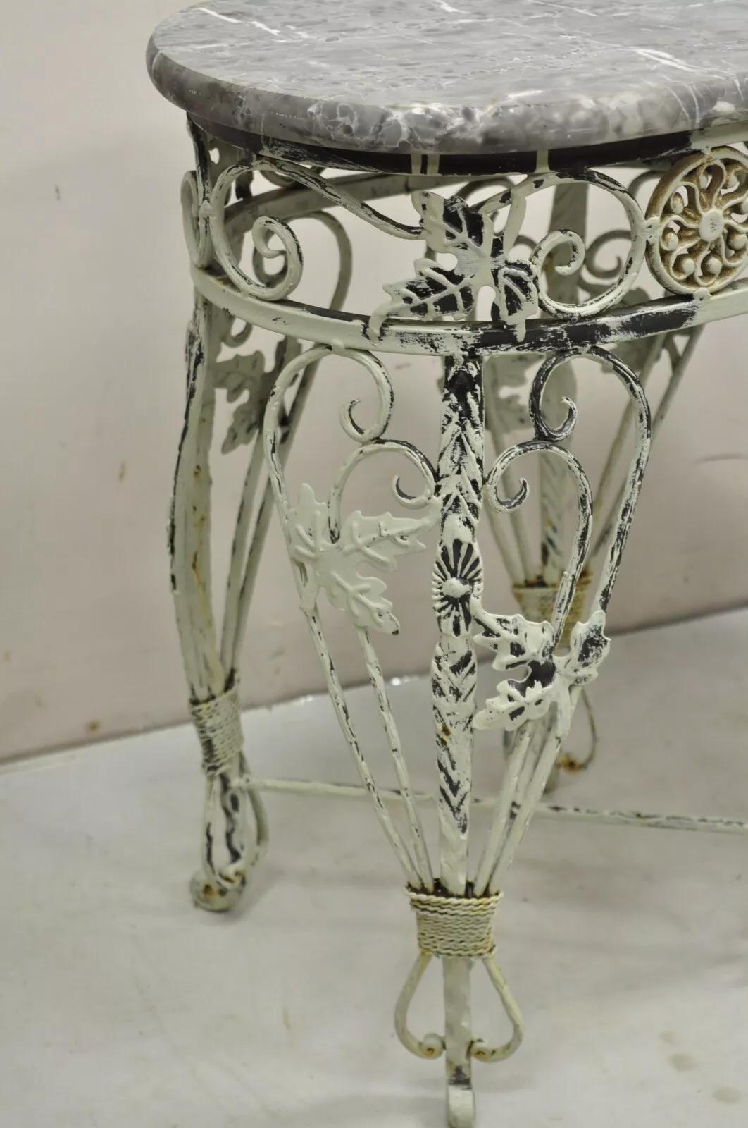Pareja de mesas auxiliares francesas Art Nouveau de hierro forjado con tapa de mármol pintado en venta 2