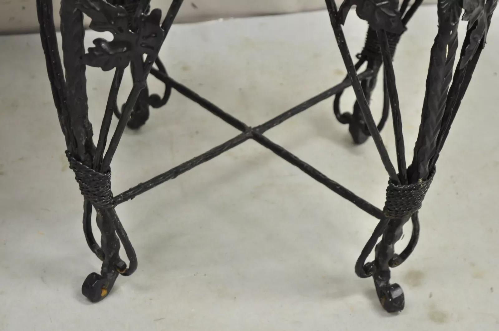 Pareja de mesas auxiliares francesas Art Nouveau de hierro forjado con tapa de mármol pintado en venta 3