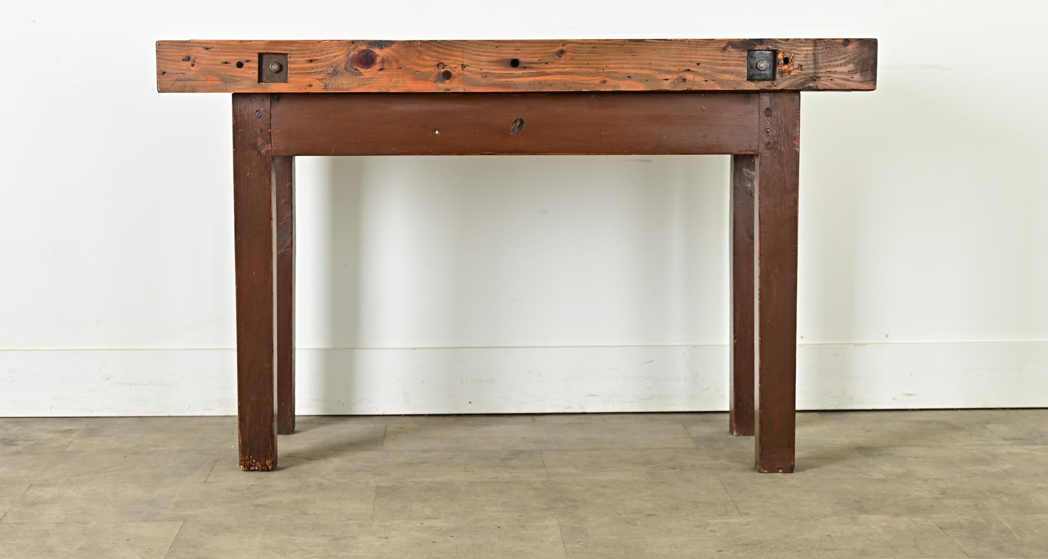 Una mesa de trabajo artesanal francesa del siglo XIX hecha de roble y pino podría utilizarse fácilmente como pequeña isla de cocina o robusta consola. Esta antigüedad utilitaria tiene una tapa gruesa (3 ½