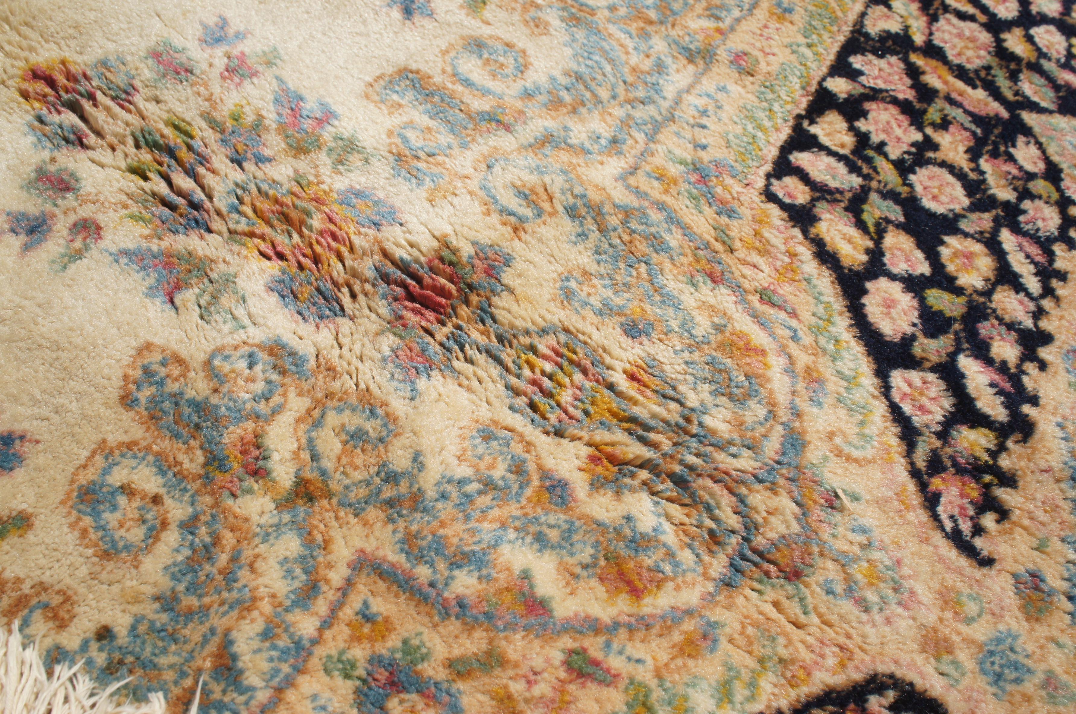 Französischer handgeknüpfter Vintage-Aubusson-Teppich aus Wolle in Beige und Blau, 5' x 8,5' im Angebot 6