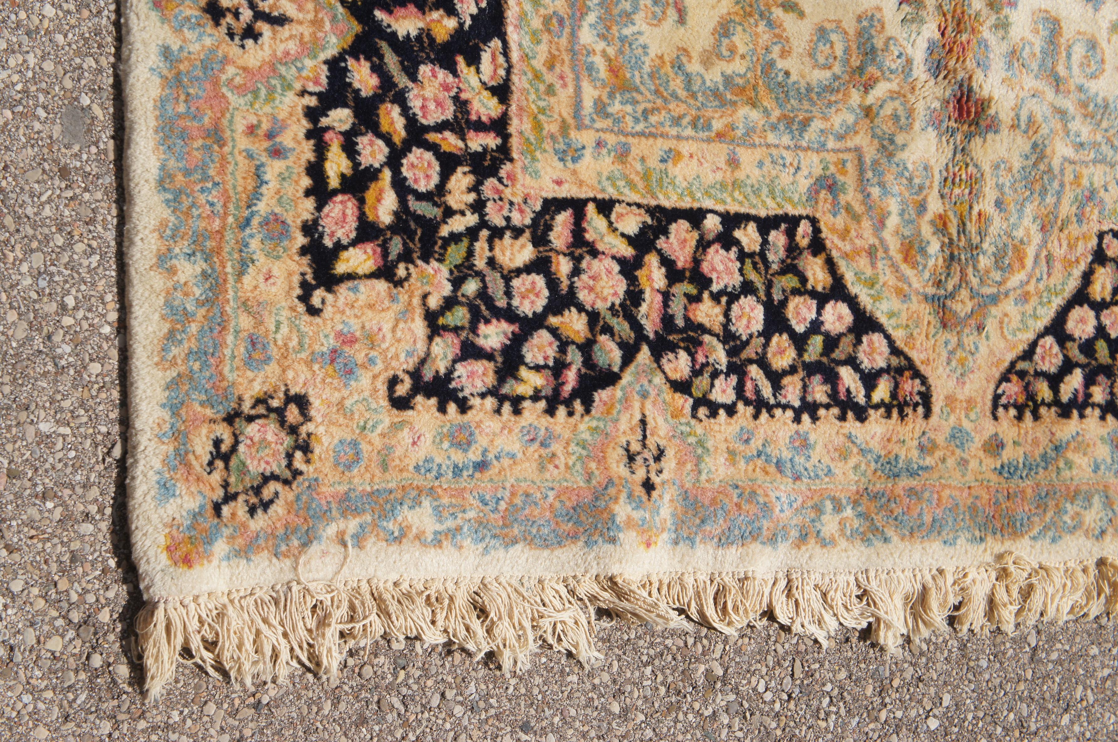 Französischer handgeknüpfter Vintage-Aubusson-Teppich aus Wolle in Beige und Blau, 5' x 8,5' (20. Jahrhundert) im Angebot