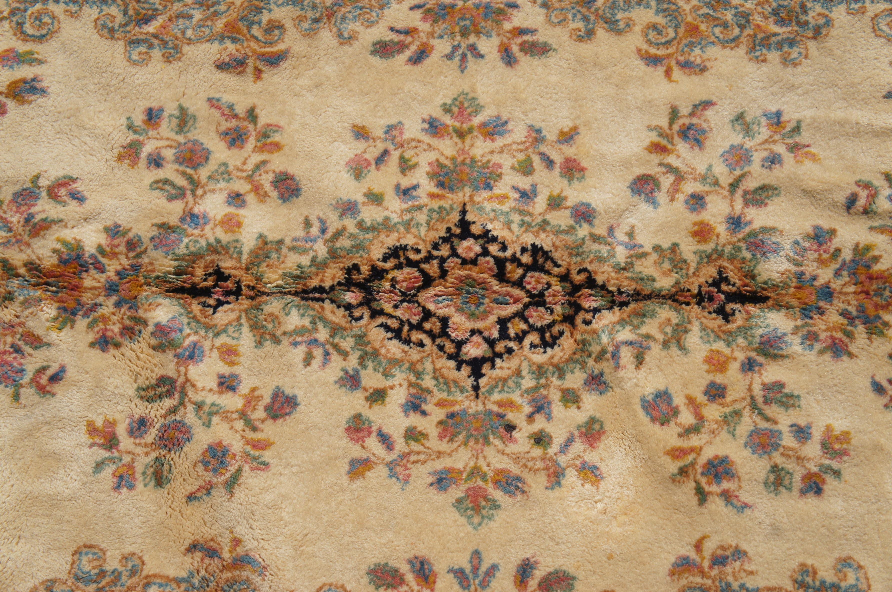 Französischer handgeknüpfter Vintage-Aubusson-Teppich aus Wolle in Beige und Blau, 5' x 8,5' im Angebot 1