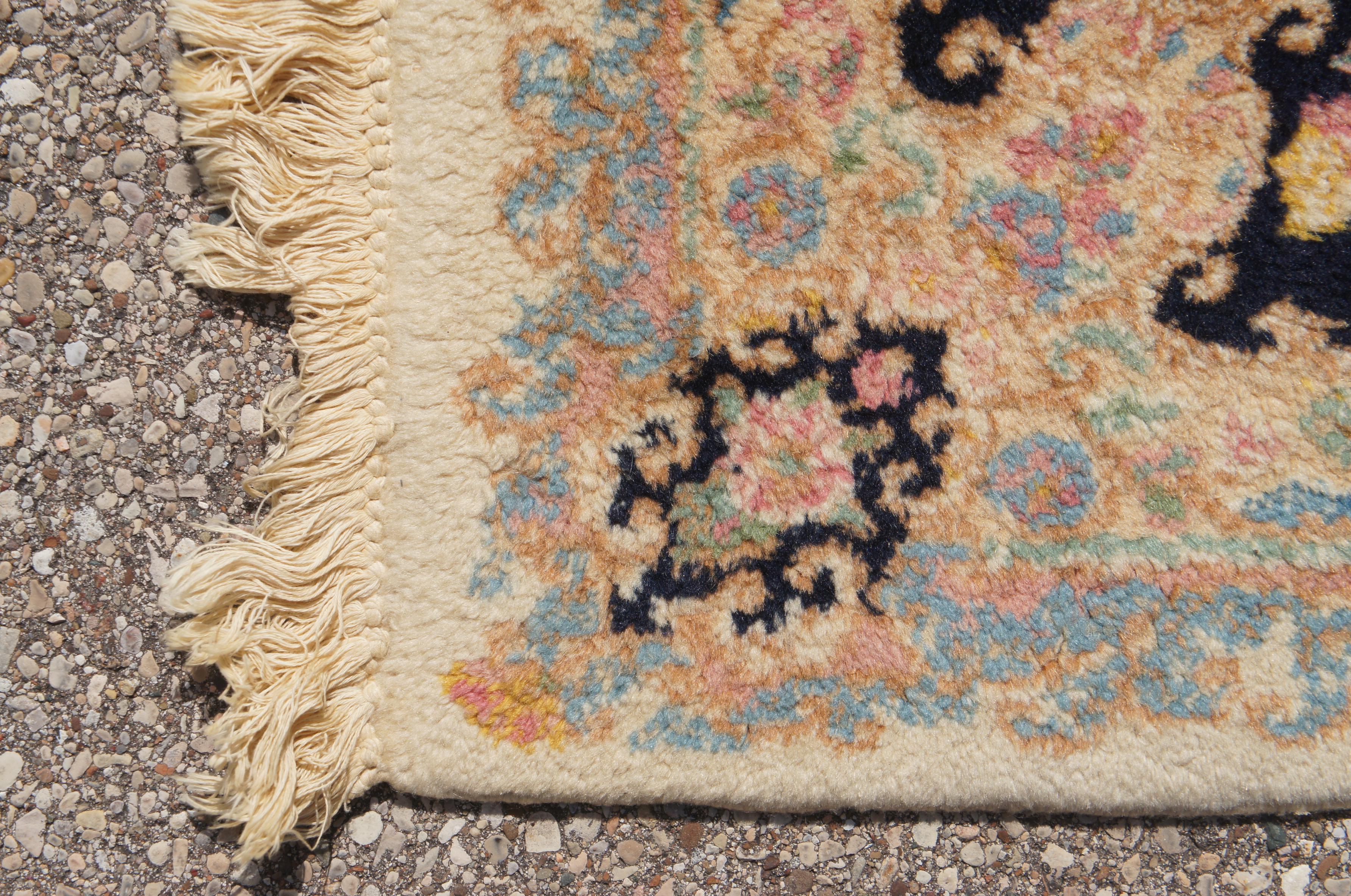 Französischer handgeknüpfter Vintage-Aubusson-Teppich aus Wolle in Beige und Blau, 5' x 8,5' im Angebot 2