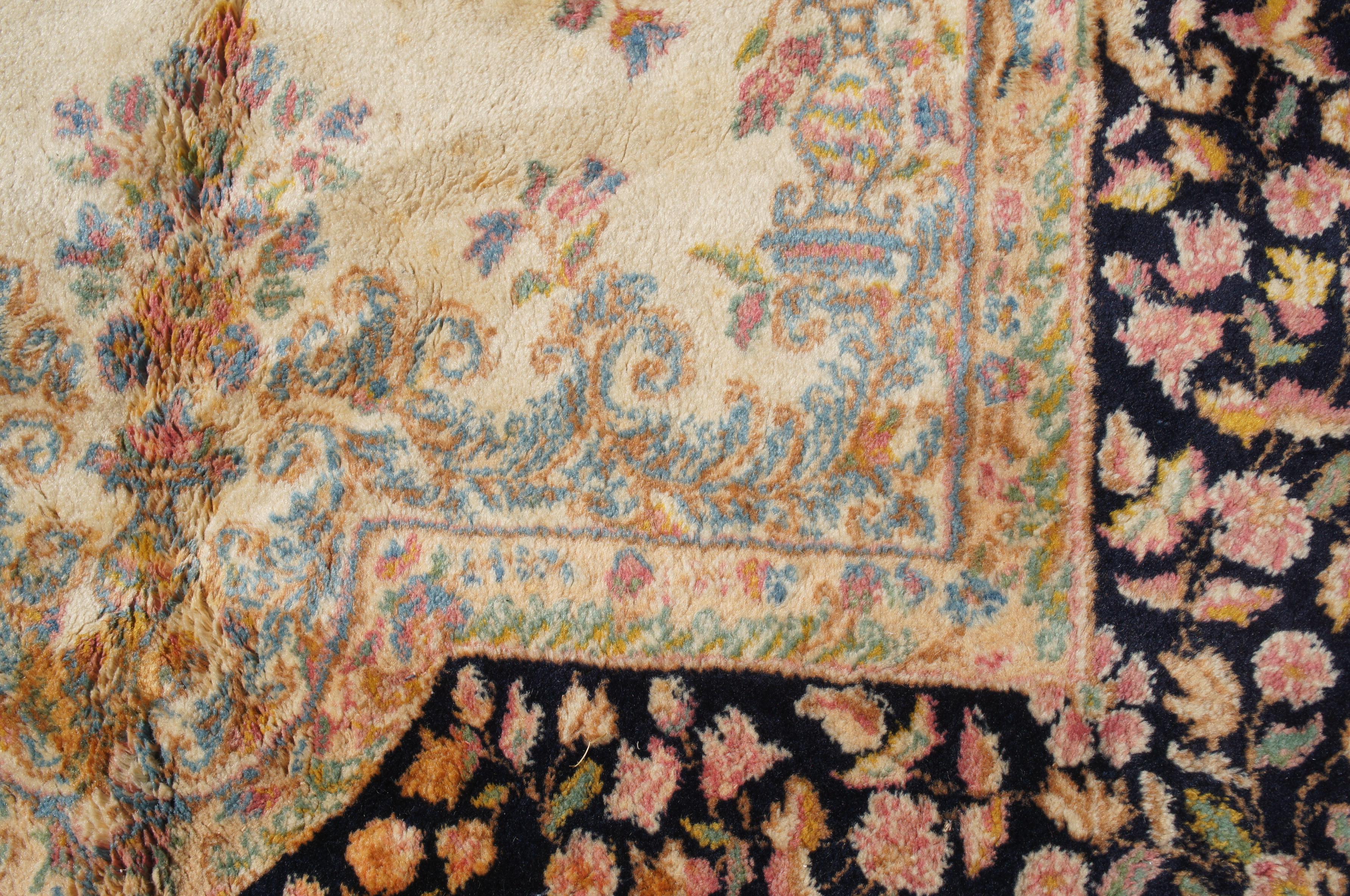 Französischer handgeknüpfter Vintage-Aubusson-Teppich aus Wolle in Beige und Blau, 5' x 8,5' im Angebot 3